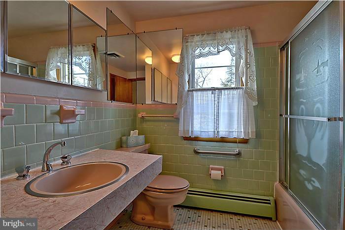 805 Crest Hill Road Severn, MD 21061 - Photo 13 of 20 Bath on the upper level. Ceramic tile.