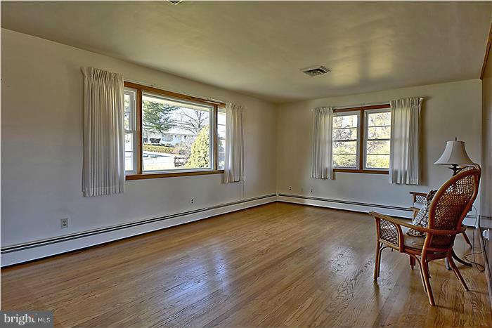 805 Crest Hill Road Severn, MD 21061 - Photo 4 of 20 Bright and open.