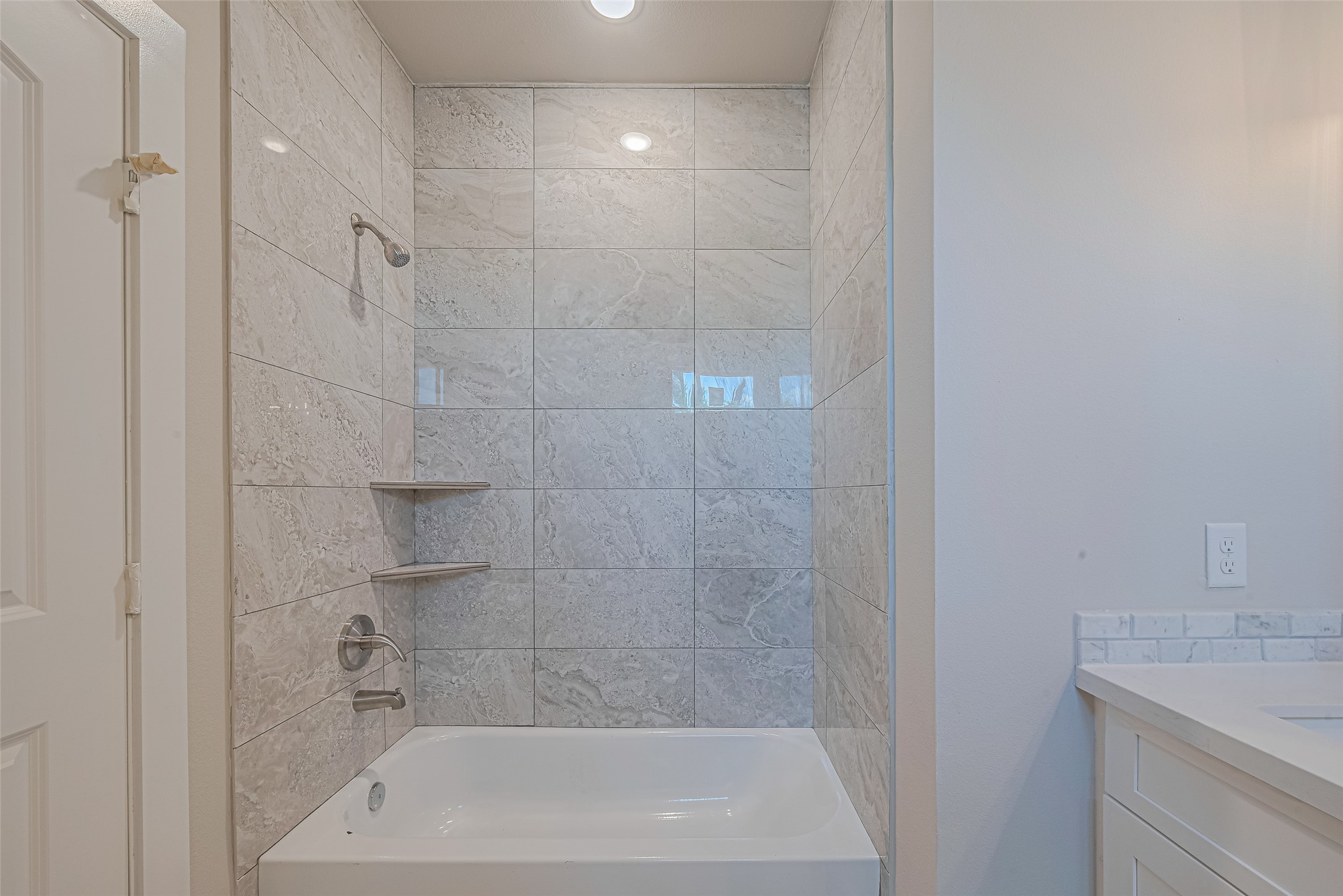 2414 Sam Wilson Street Houston, TX 77020 - Photo 16 of 29 a close view of a bathtub in a bathroom