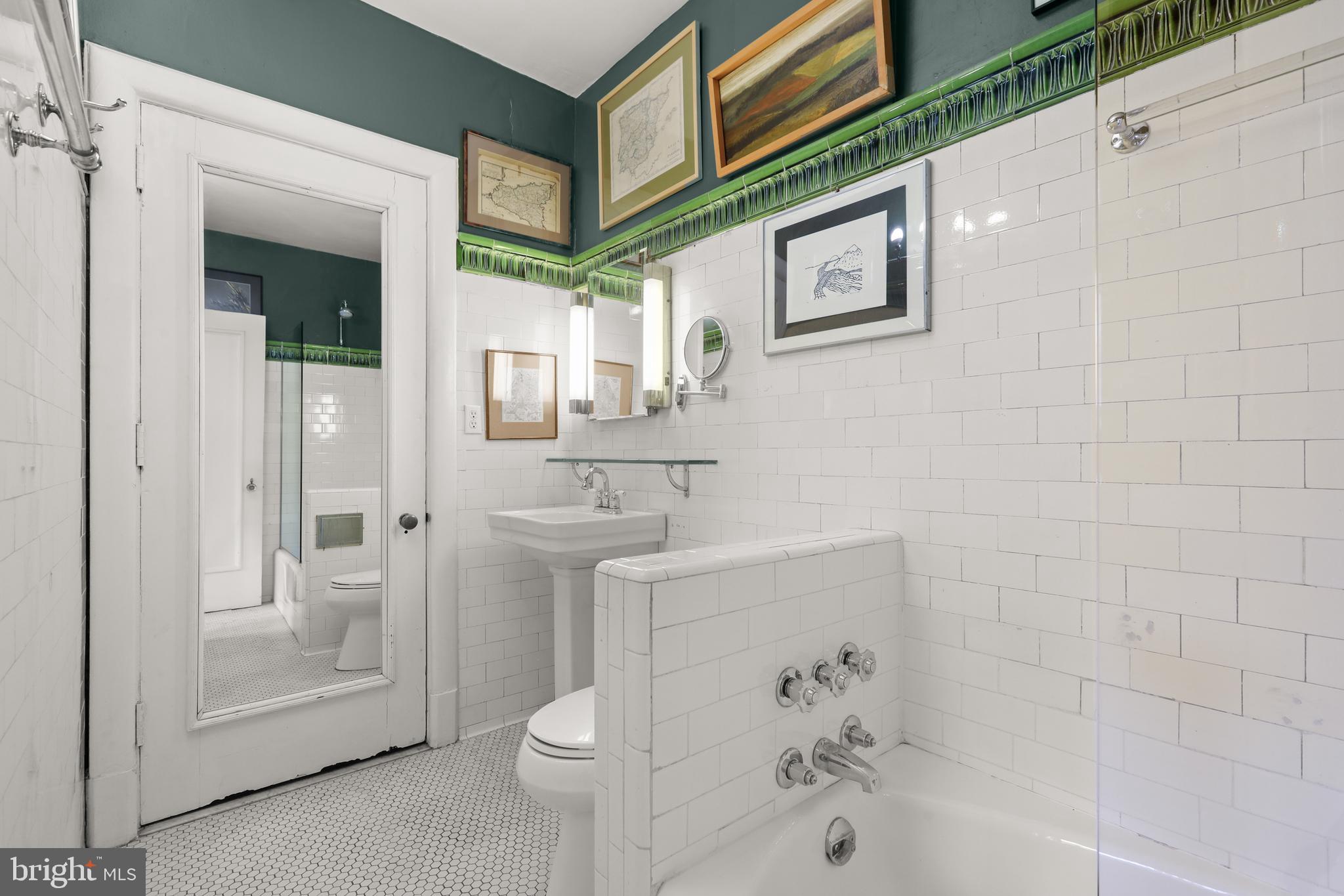 700 Washington Place, Unit 3B Baltimore, MD 21201 - Photo 33 of 43 a bathroom with a sink a toilet and shower