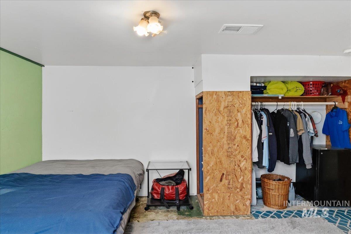 1958 East 1775 South Gooding, ID 83330 - Photo 36 of 49 Recessed storage area featuring a clothing rod and shelving