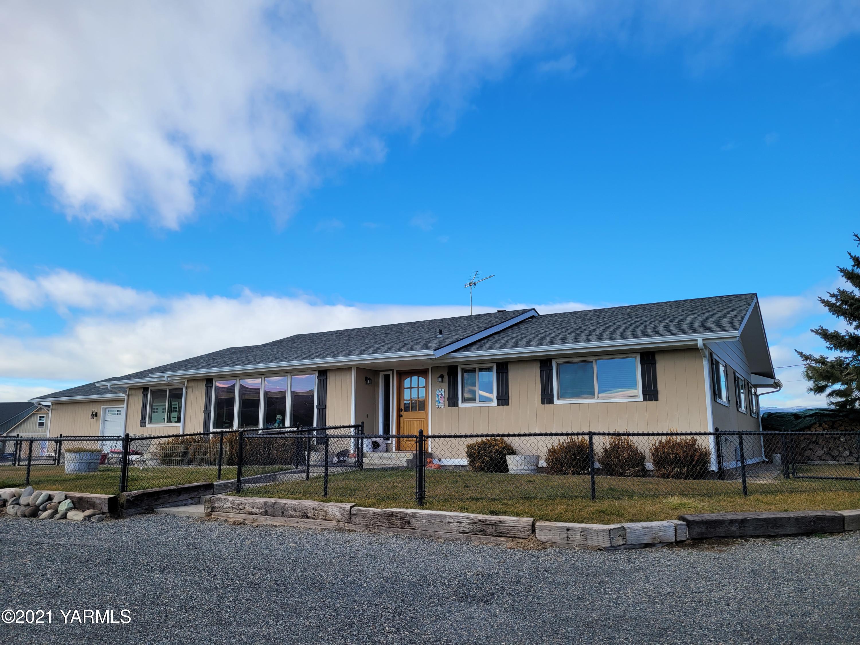 7773 North Wenas Road Selah, WA 98942 - Photo 2 of 45 a front view of a house with a yard