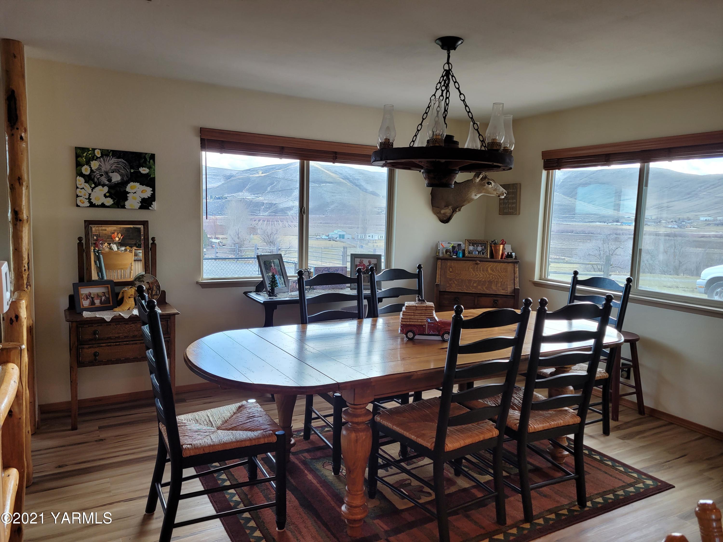 7773 North Wenas Road Selah, WA 98942 - Photo 17 of 45 a dining room with furniture window wooden floor