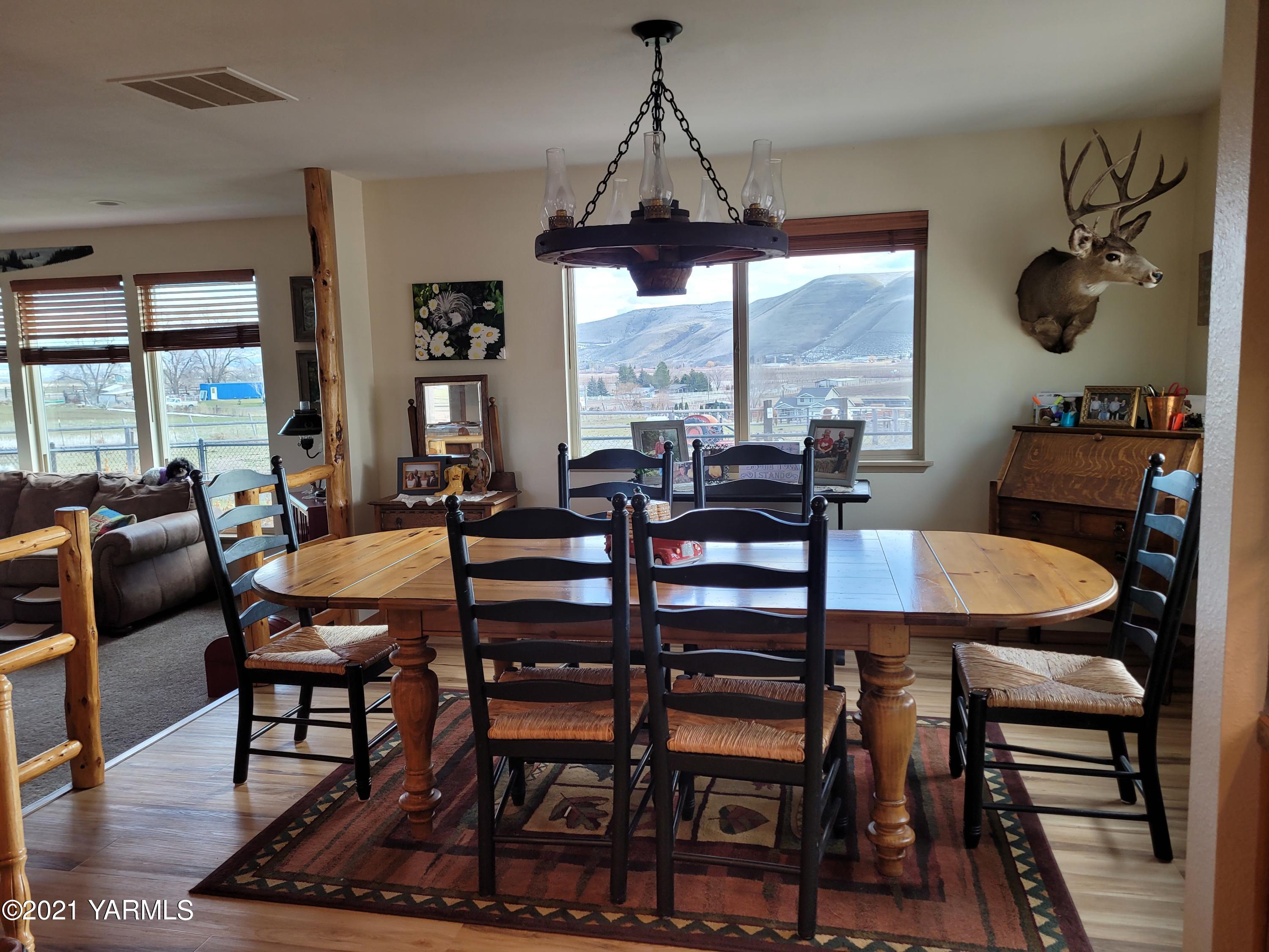 7773 North Wenas Road Selah, WA 98942 - Photo 18 of 45 a dining room with furniture a chandelier and a rug