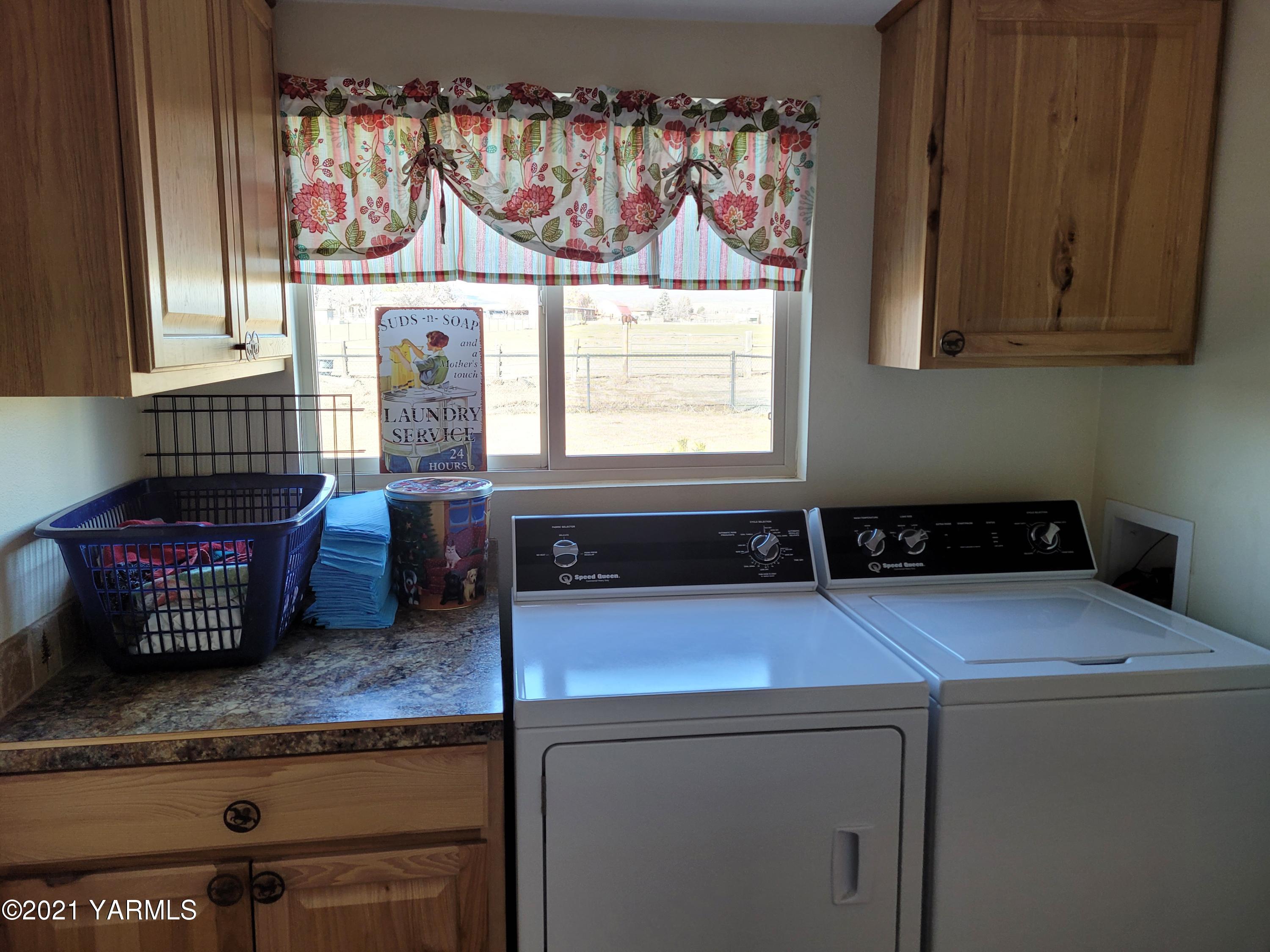 7773 North Wenas Road Selah, WA 98942 - Photo 21 of 45 a kitchen with granite countertop a stove a sink and a counter top space