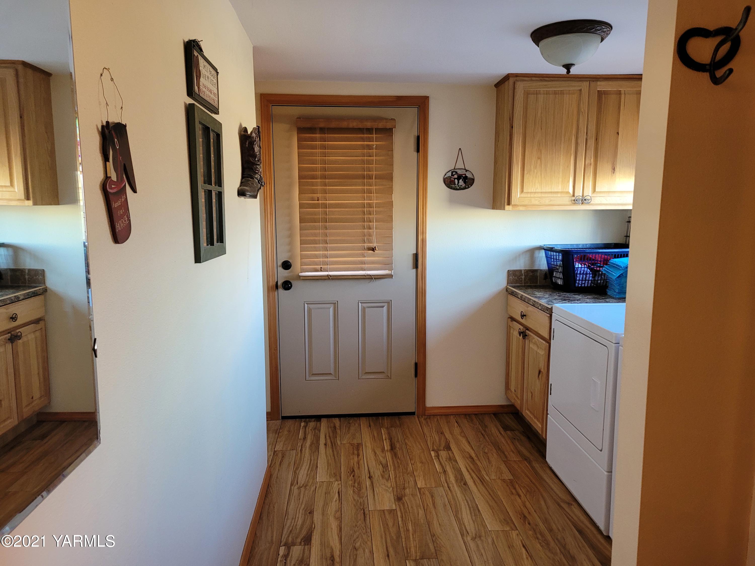 7773 North Wenas Road Selah, WA 98942 - Photo 22 of 45 a view of walk in closet with window