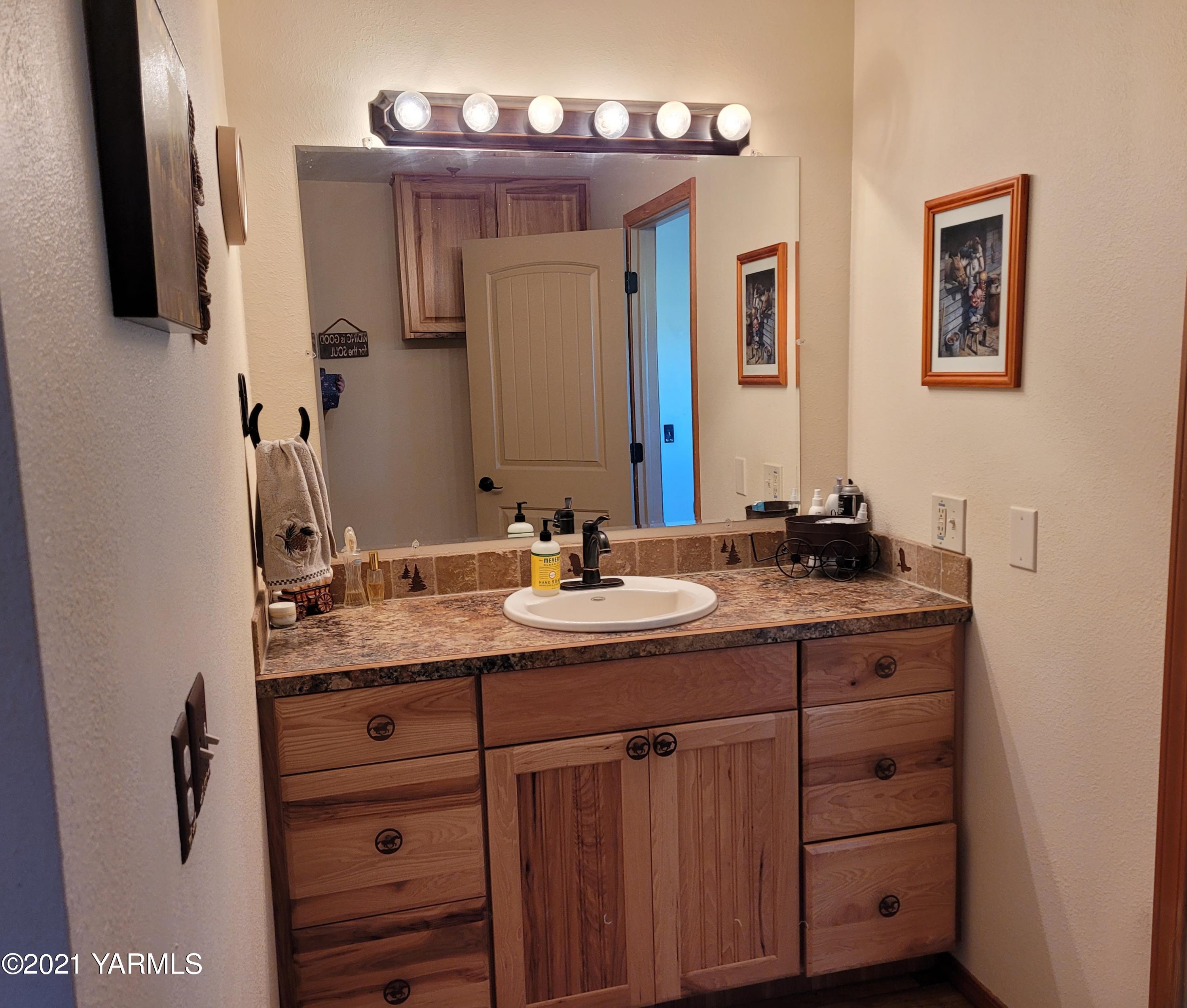 7773 North Wenas Road Selah, WA 98942 - Photo 23 of 45 a bathroom with a sink double vanity and a mirror