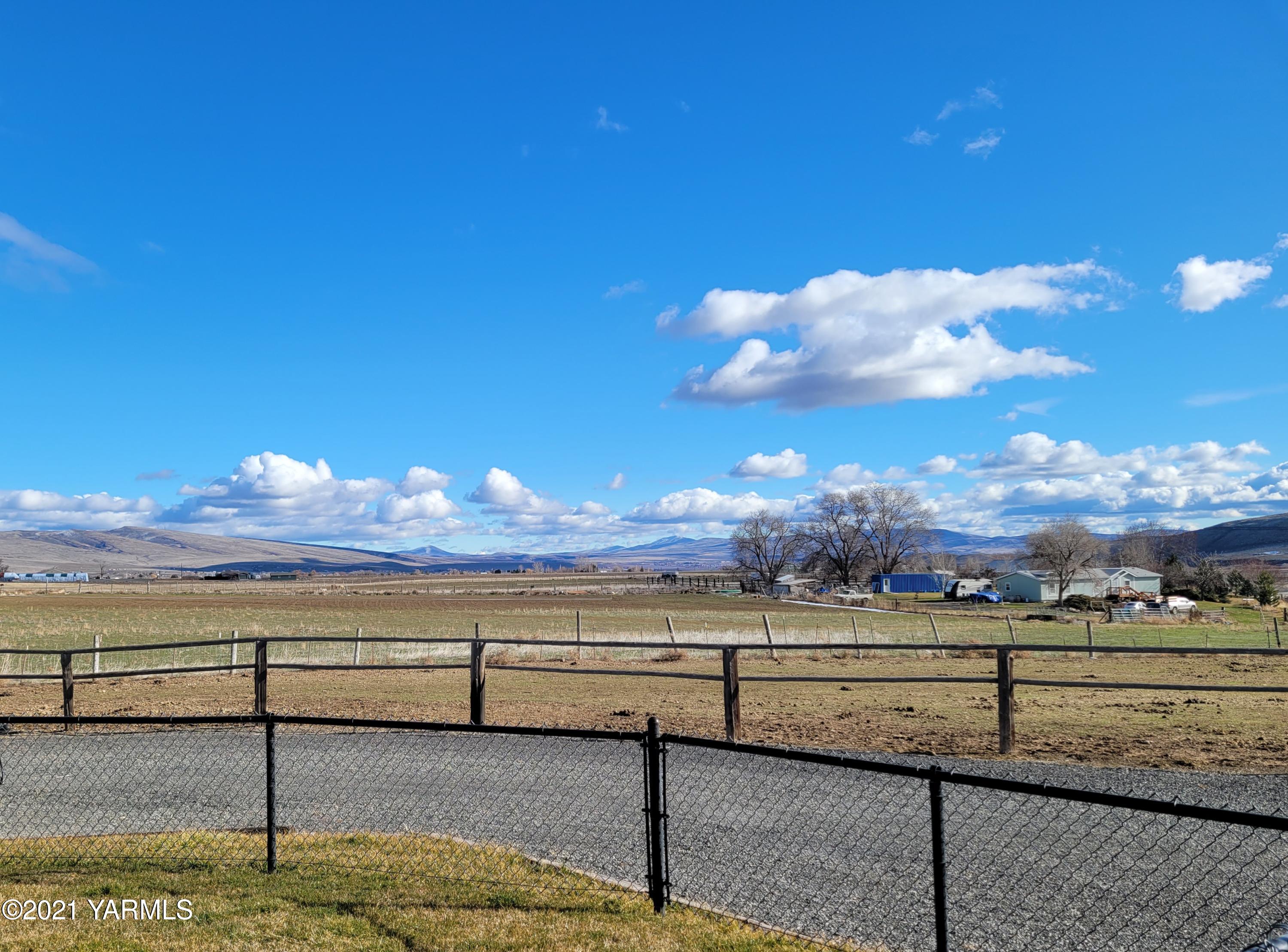 7773 North Wenas Road Selah, WA 98942 - Photo 30 of 45 a view of a yard with an ocean view