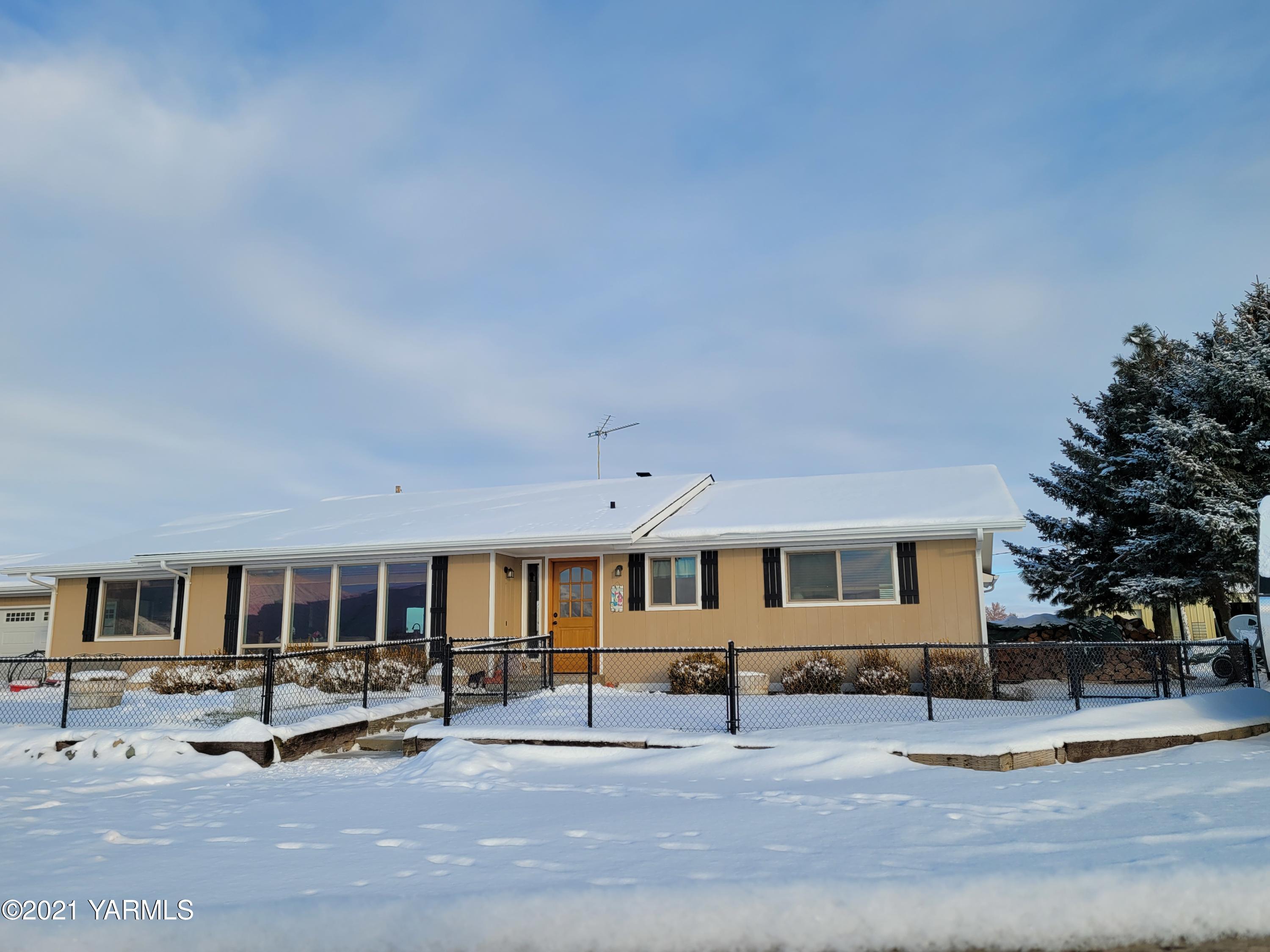 7773 North Wenas Road Selah, WA 98942 - Photo 4 of 45 a view of a house with sitting area