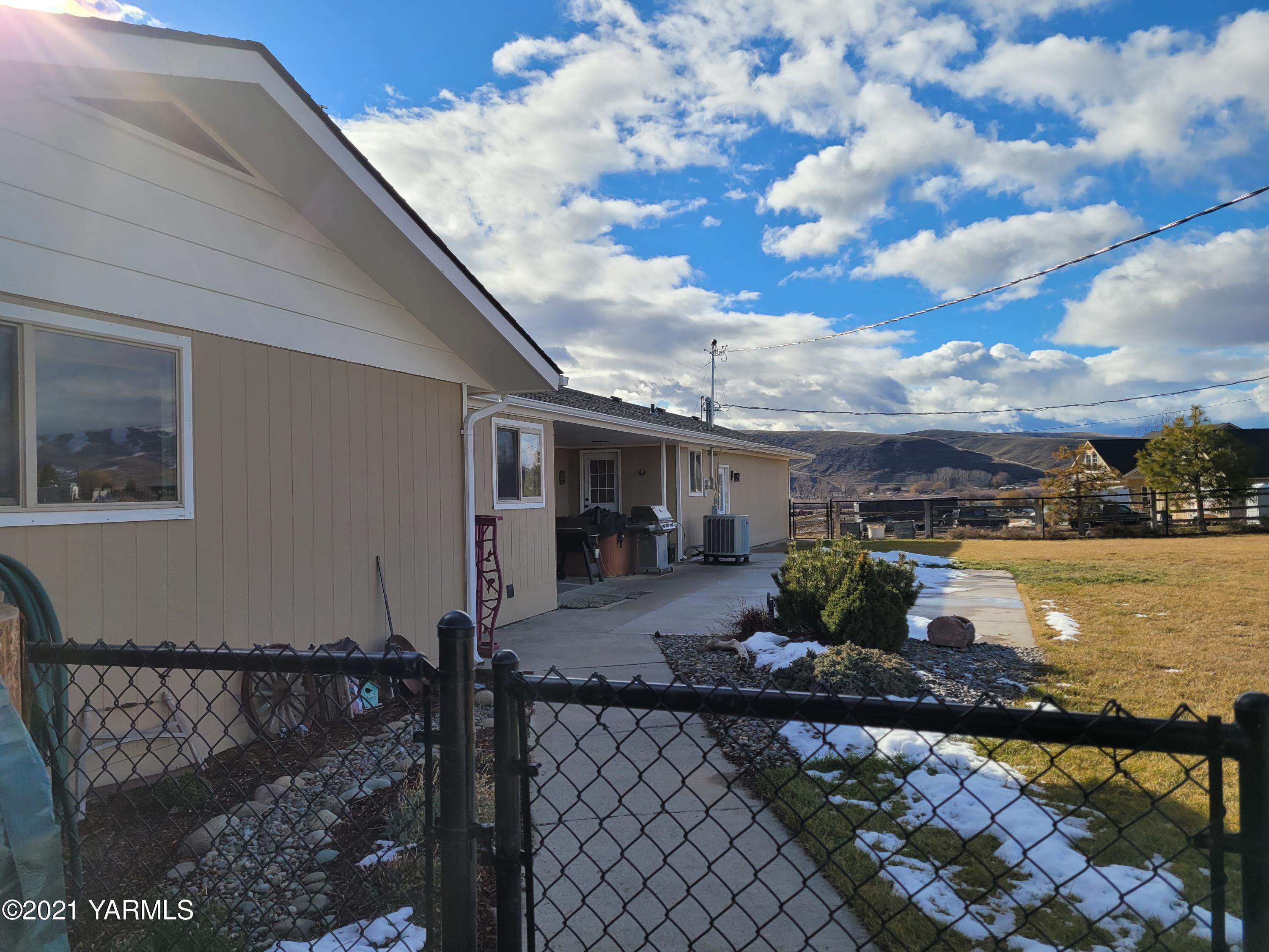 7773 North Wenas Road Selah, WA 98942 - Photo 31 of 45 a view of a terrace with sky view