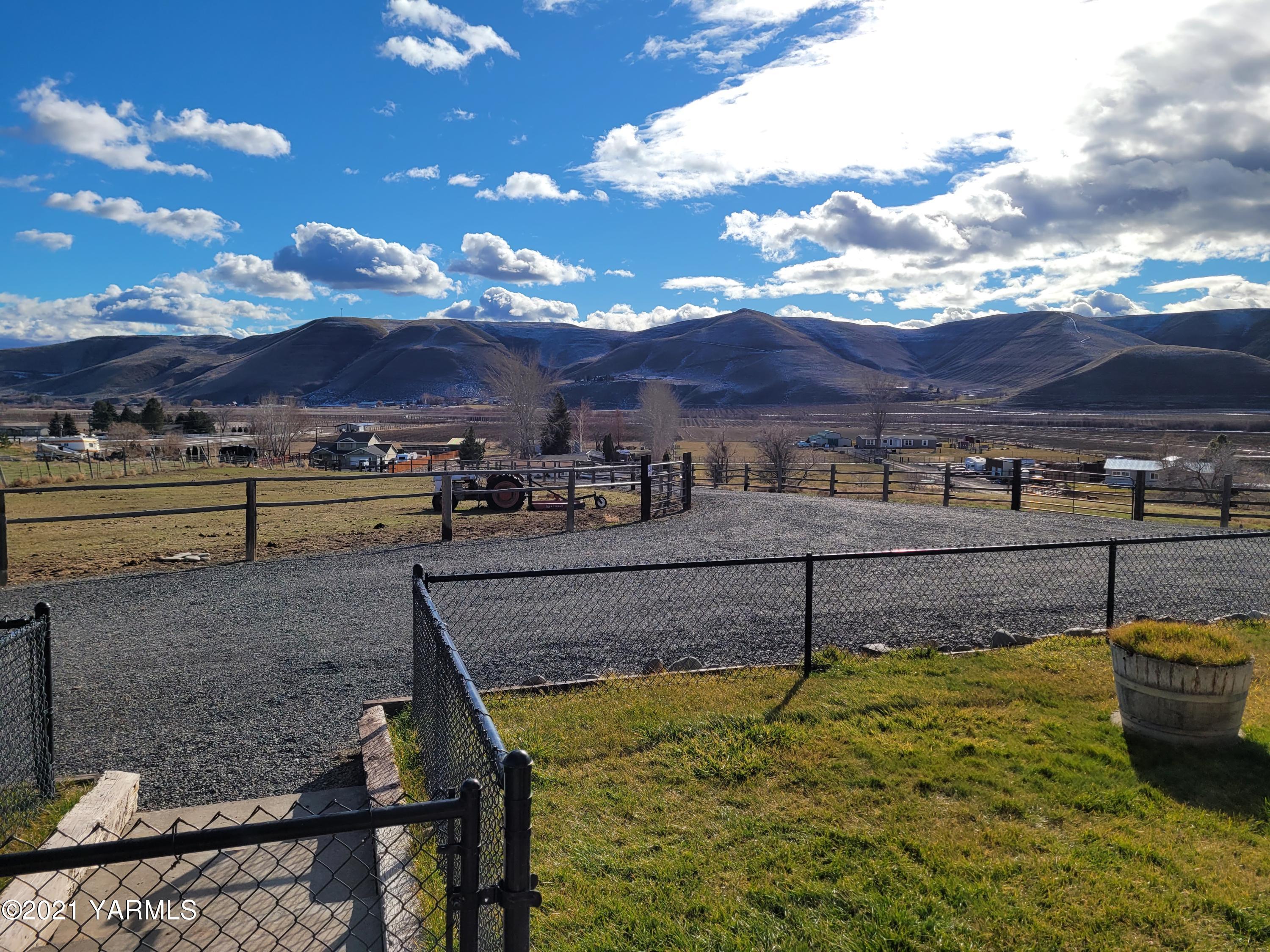 7773 North Wenas Road Selah, WA 98942 - Photo 32 of 45 a view of yard with outdoor seating