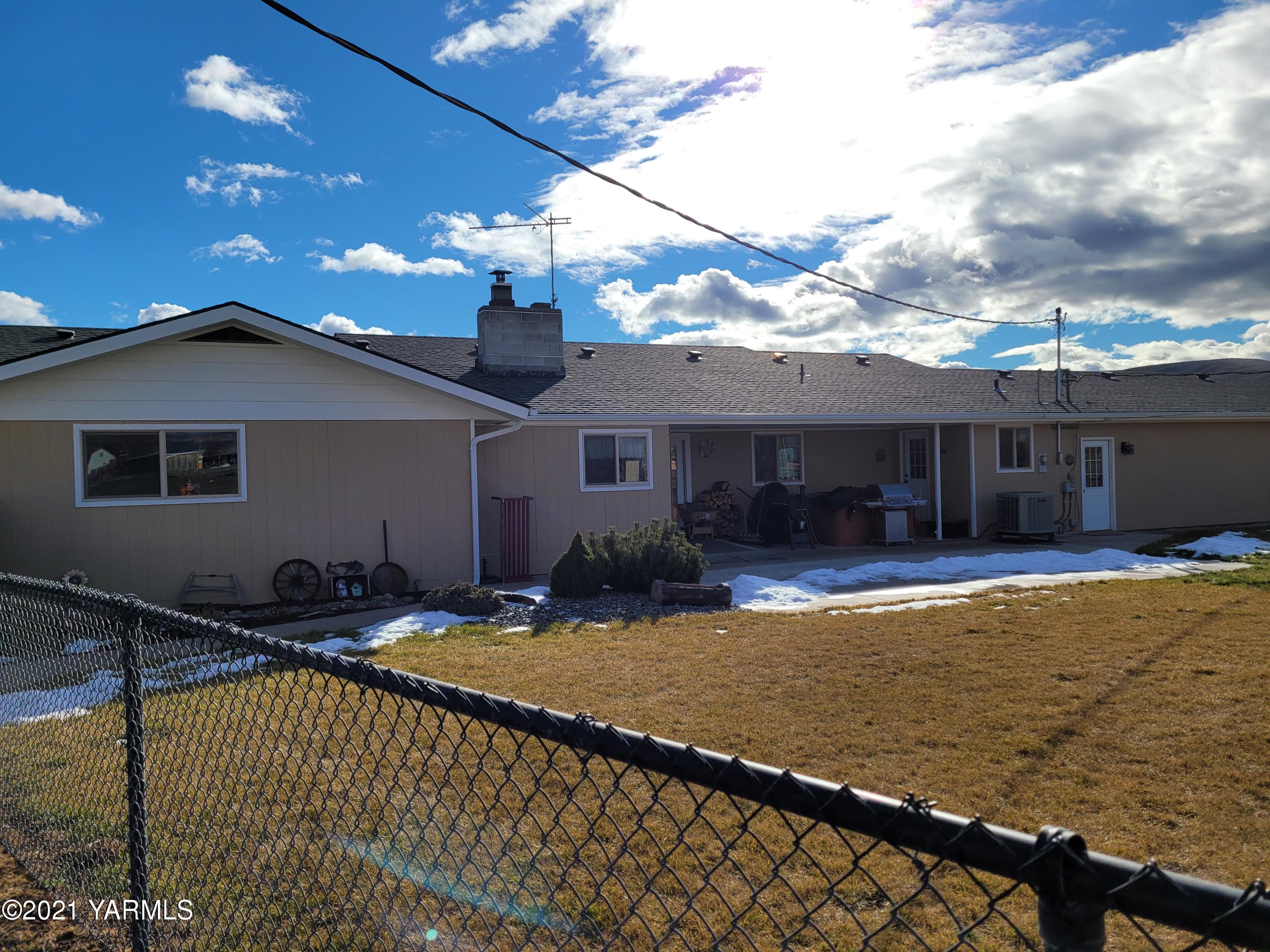 7773 North Wenas Road Selah, WA 98942 - Photo 33 of 45 a view of a house with backyard and sitting area