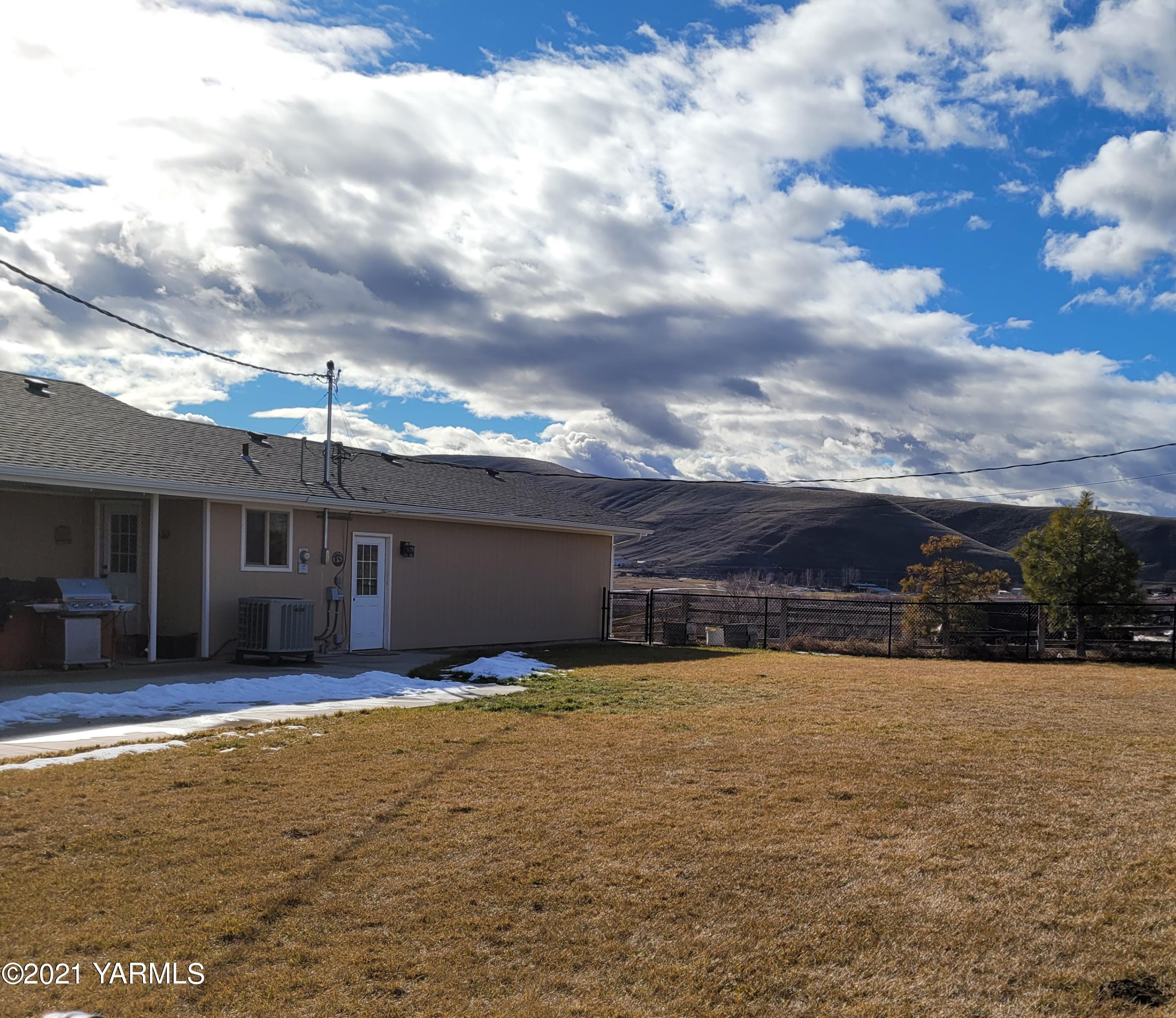7773 North Wenas Road Selah, WA 98942 - Photo 34 of 45 a view of a house with a yard