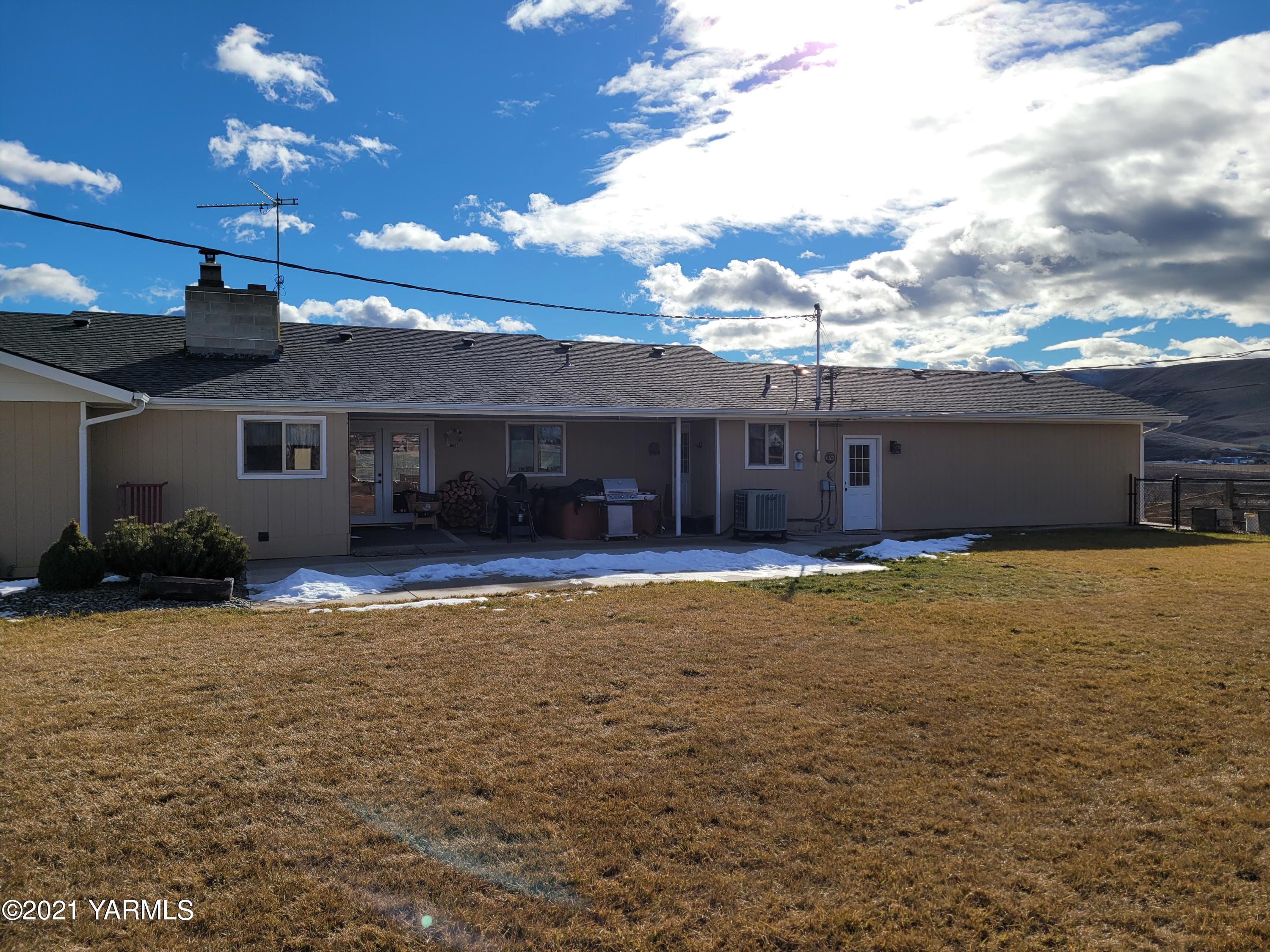7773 North Wenas Road Selah, WA 98942 - Photo 35 of 45 a view of a house with a yard
