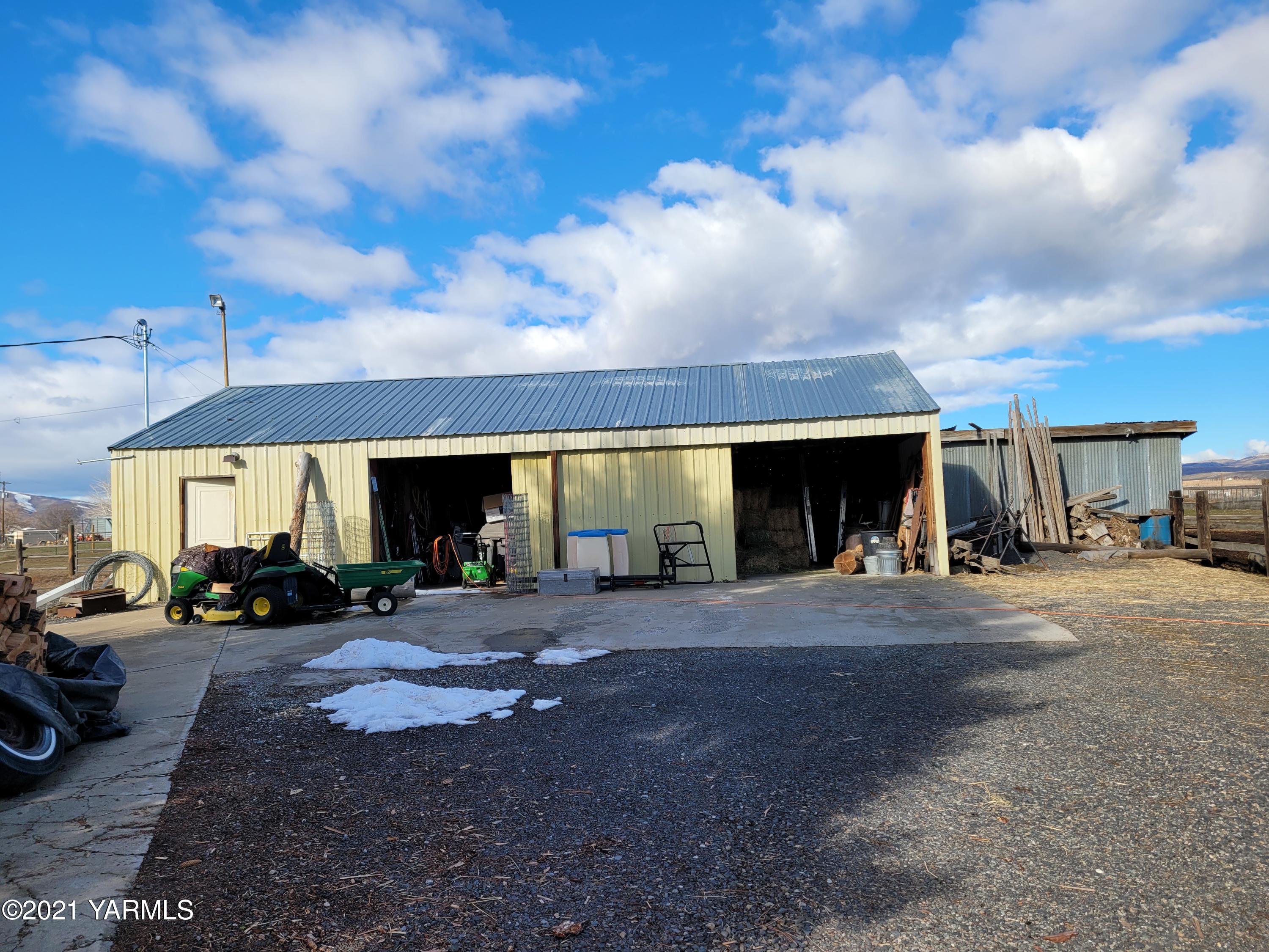 7773 North Wenas Road Selah, WA 98942 - Photo 36 of 45 a view of a house with car parked