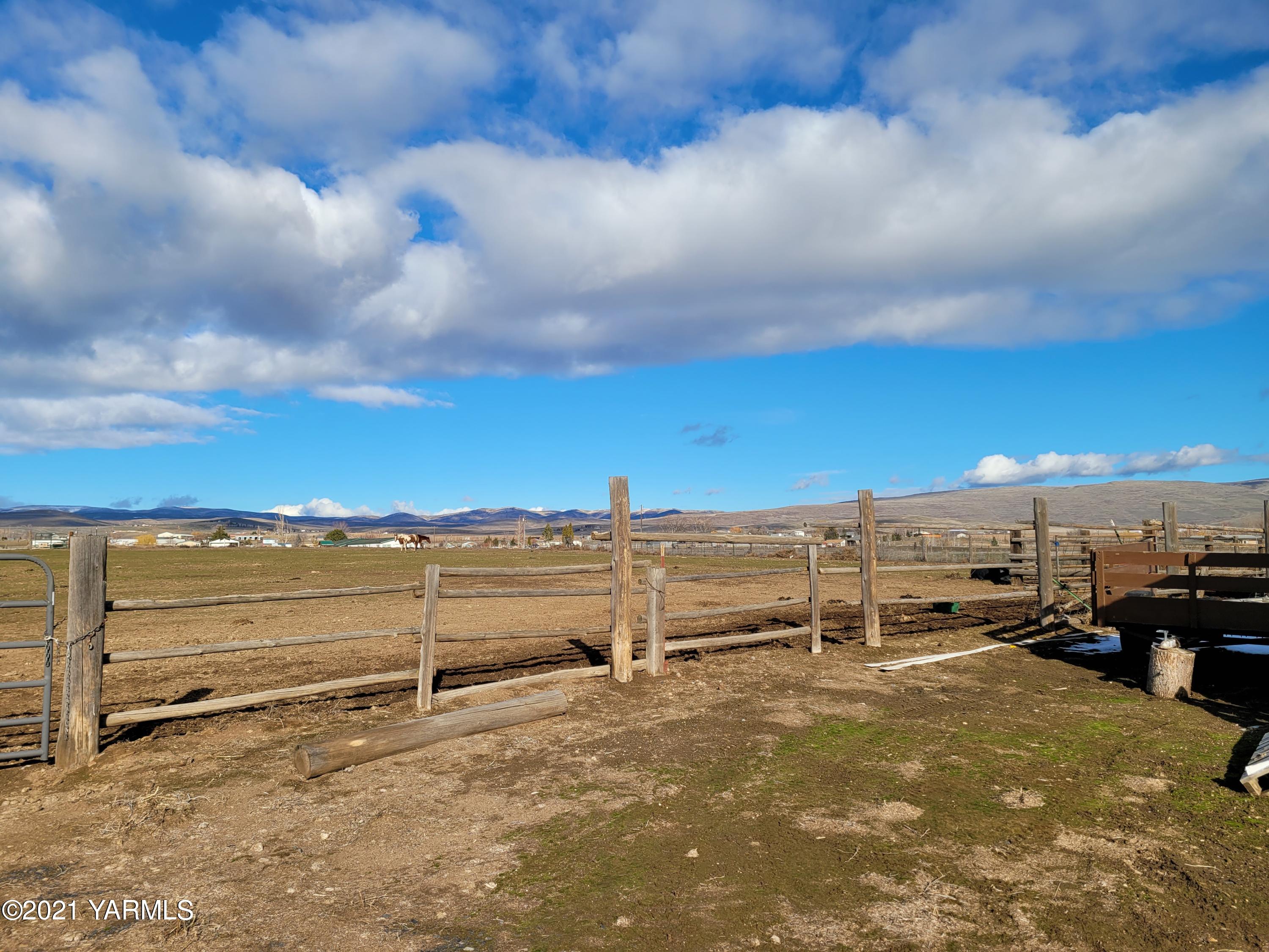 7773 North Wenas Road Selah, WA 98942 - Photo 37 of 45 a view of an ocean beach