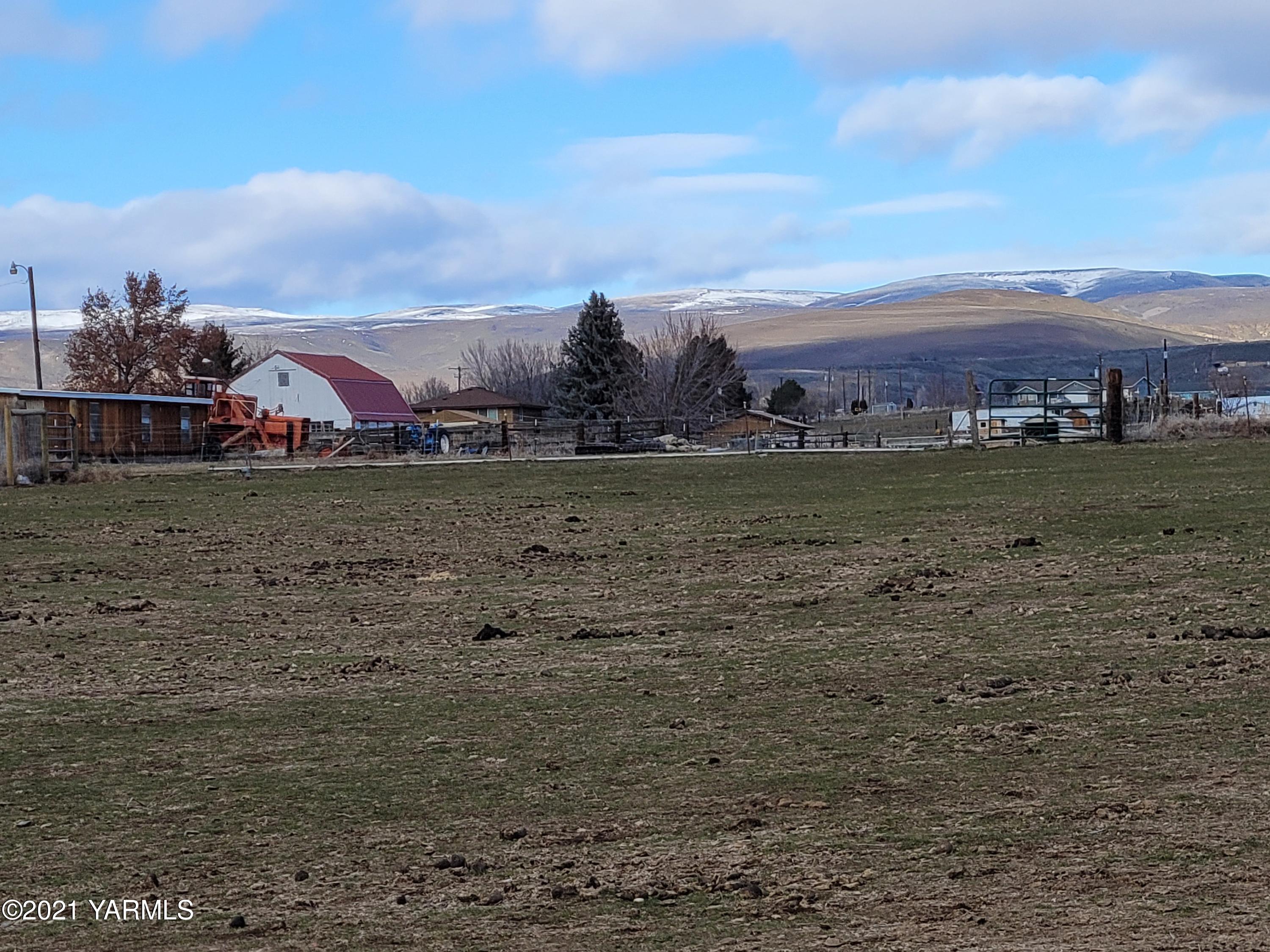 7773 North Wenas Road Selah, WA 98942 - Photo 38 of 45 a view of a city with an ocean