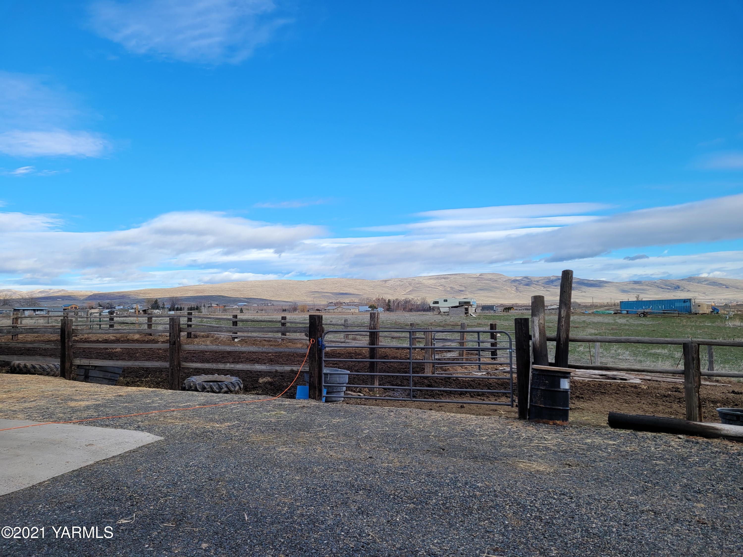 7773 North Wenas Road Selah, WA 98942 - Photo 40 of 45 outdoor view of outdoor space with city view
