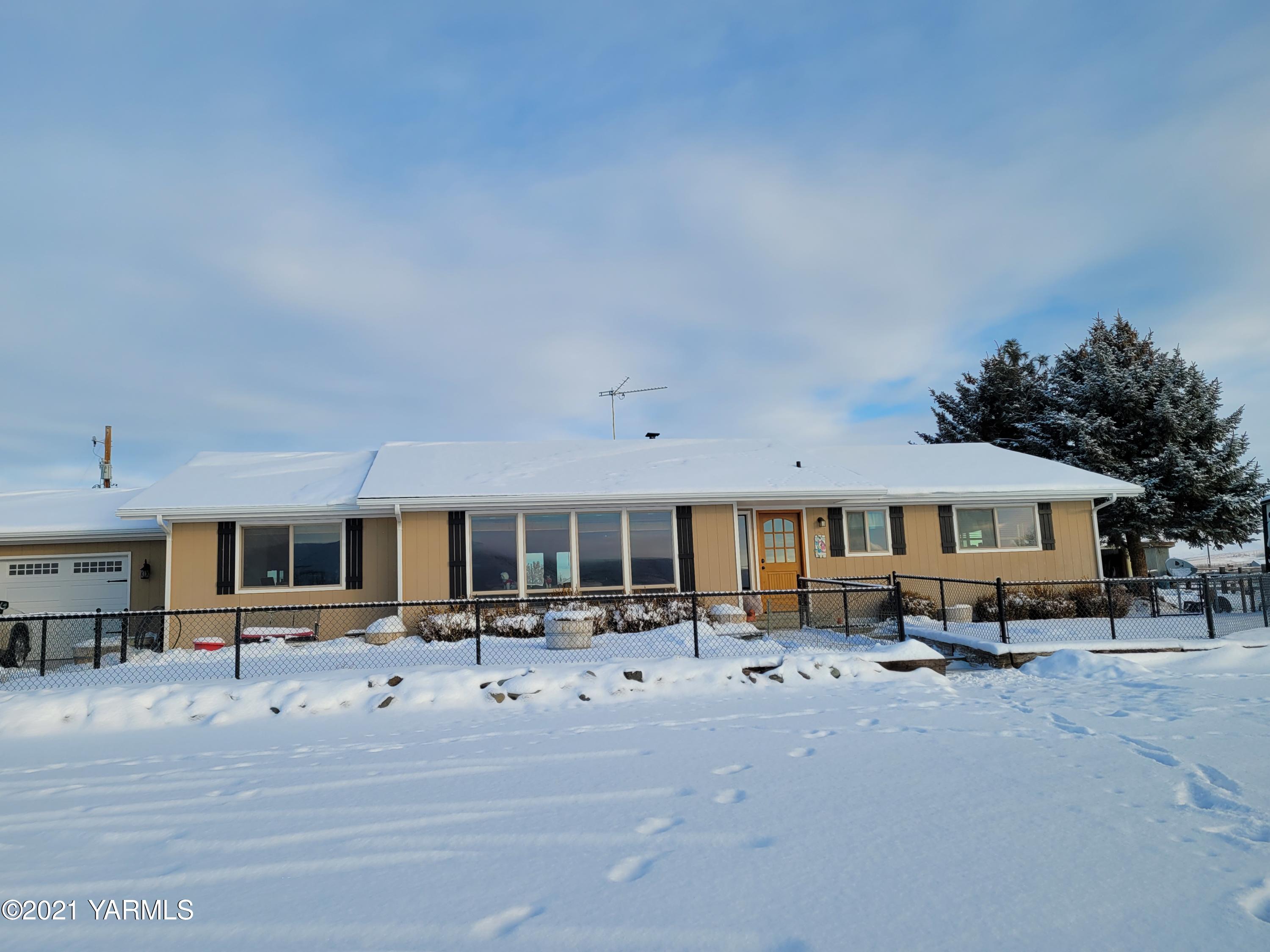 7773 North Wenas Road Selah, WA 98942 - Photo 5 of 45 a very nice looking room with many windows and a table