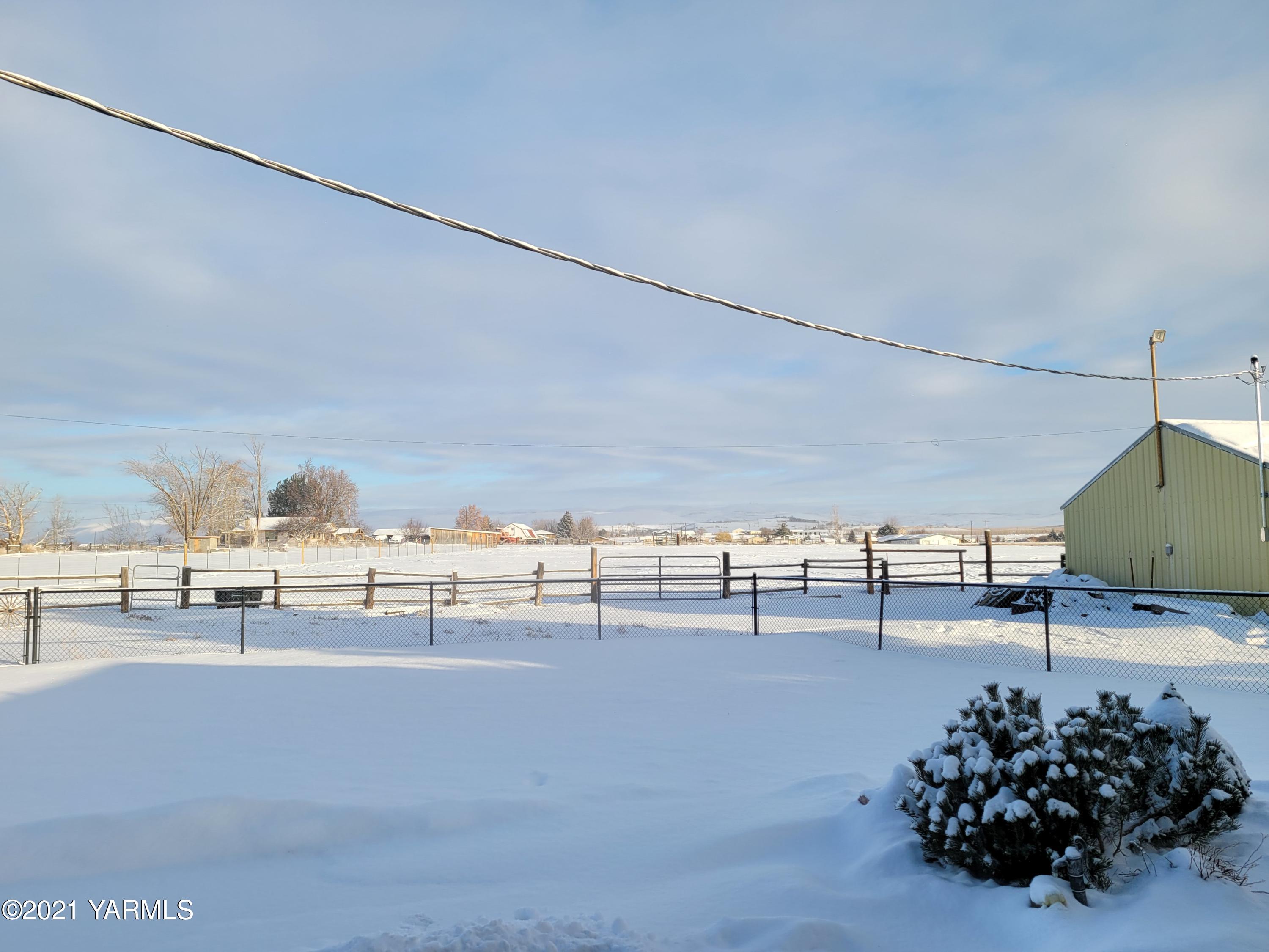 7773 North Wenas Road Selah, WA 98942 - Photo 41 of 45 a view of a terrace