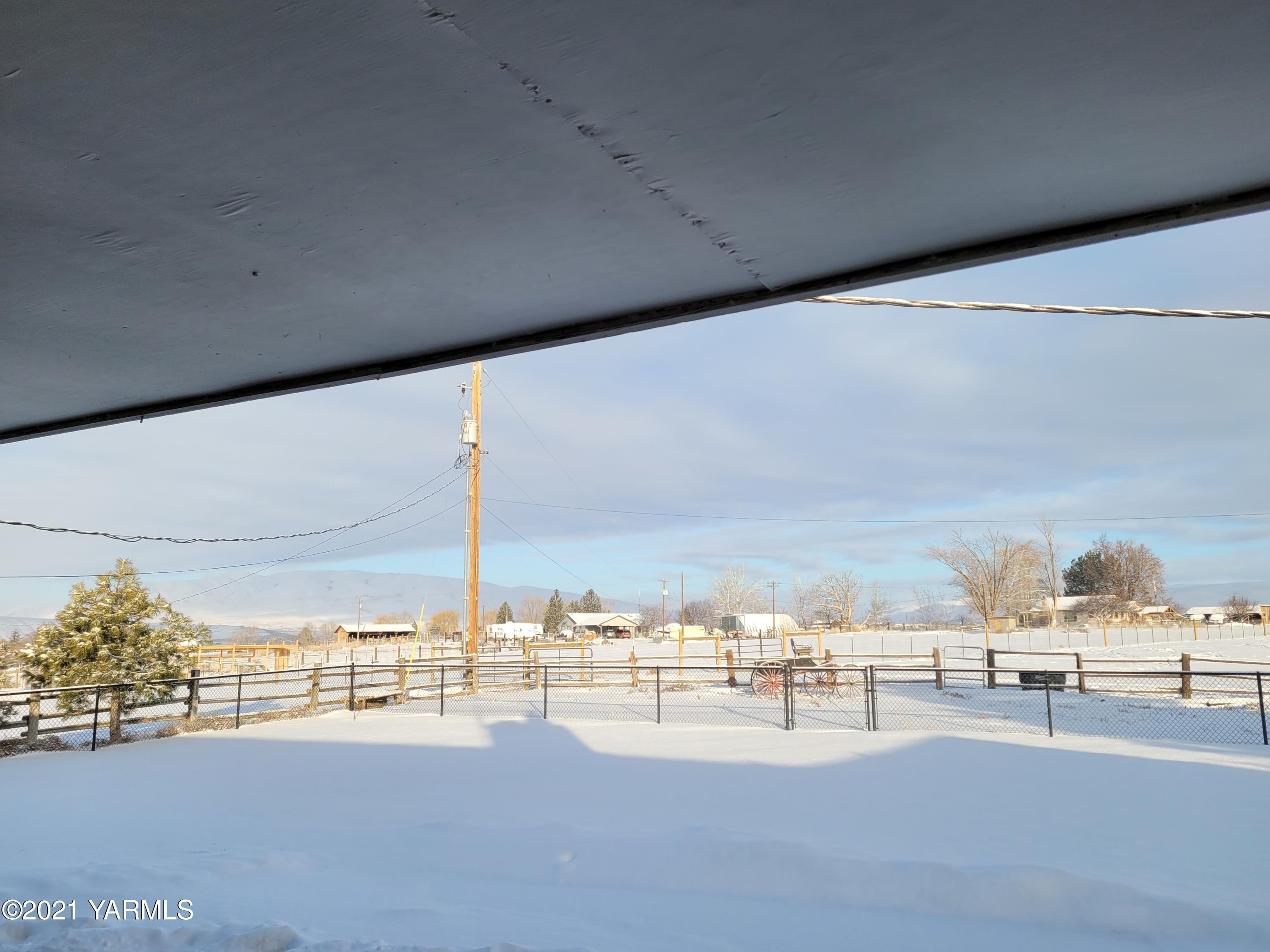 7773 North Wenas Road Selah, WA 98942 - Photo 42 of 45 a view of an ocean and a garage