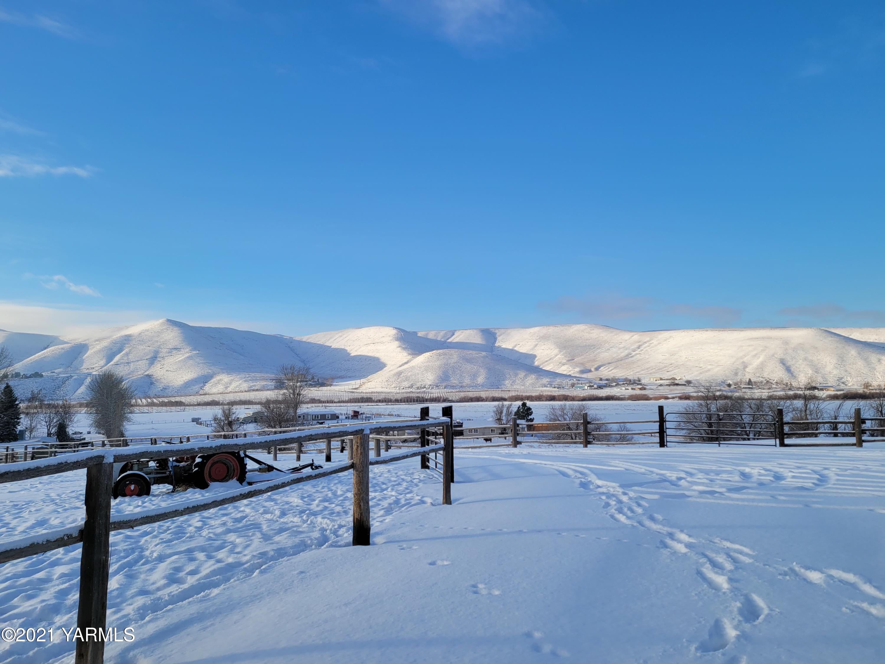 7773 North Wenas Road Selah, WA 98942 - Photo 43 of 45 a view of a terrace with sitting area