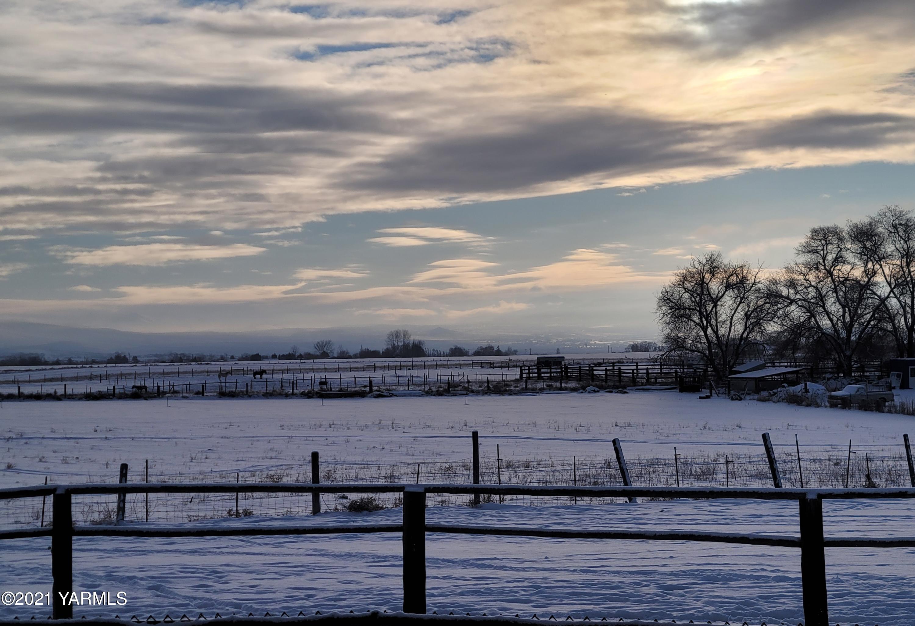 7773 North Wenas Road Selah, WA 98942 - Photo 44 of 45 a view of a lake with houses