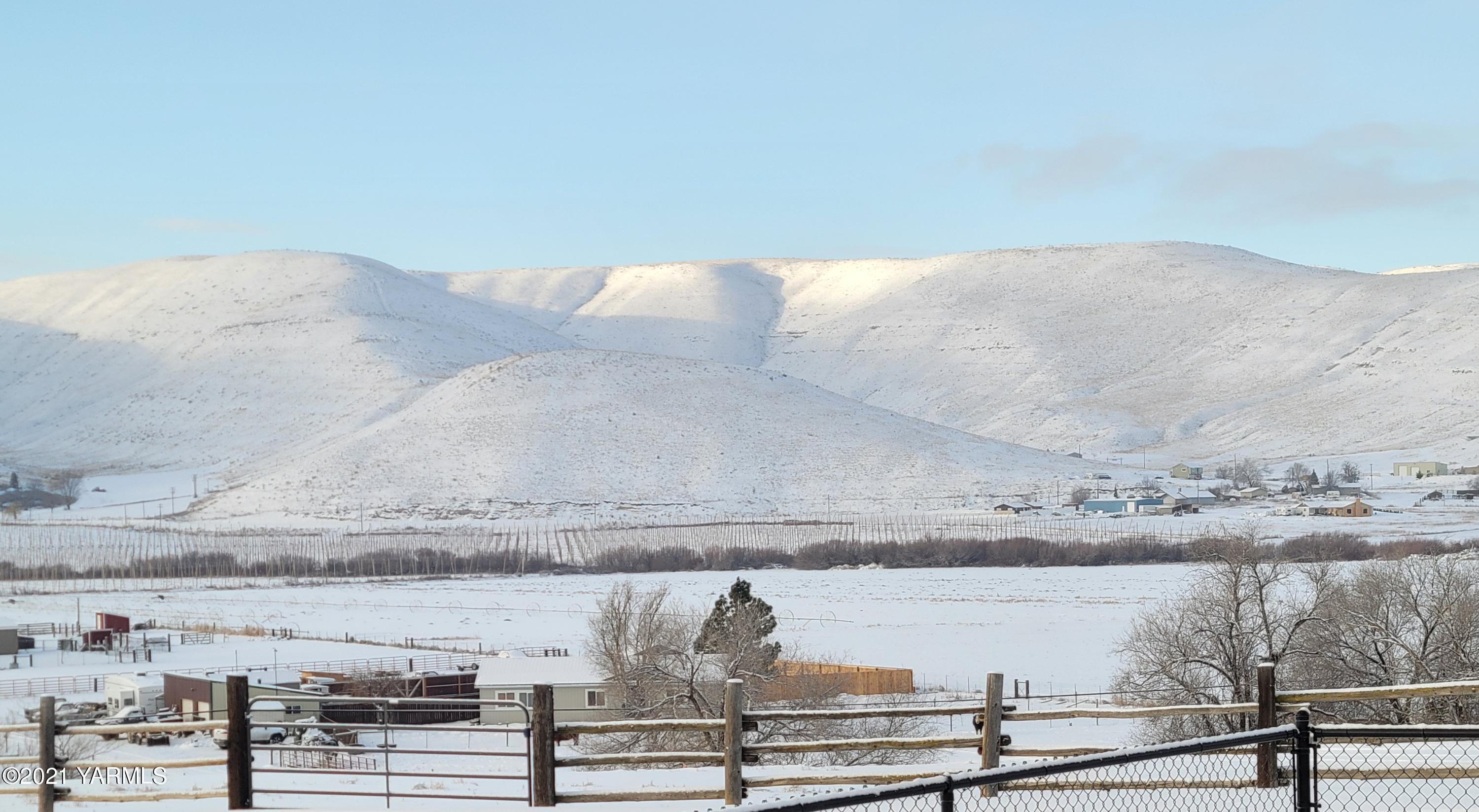 7773 North Wenas Road Selah, WA 98942 - Photo 45 of 45 a view of ocean and mountain