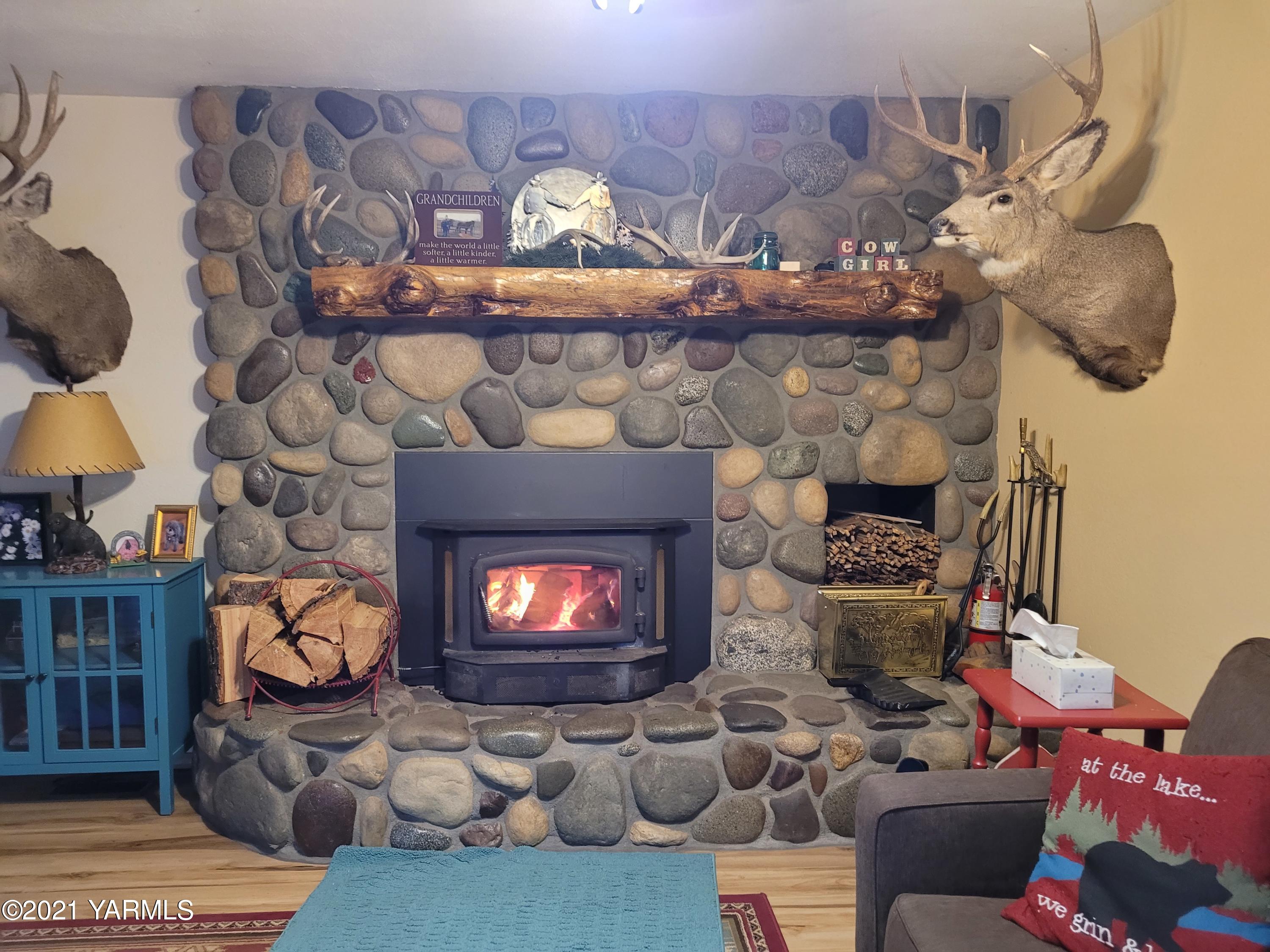 7773 North Wenas Road Selah, WA 98942 - Photo 6 of 45 a living room with furniture and a fireplace
