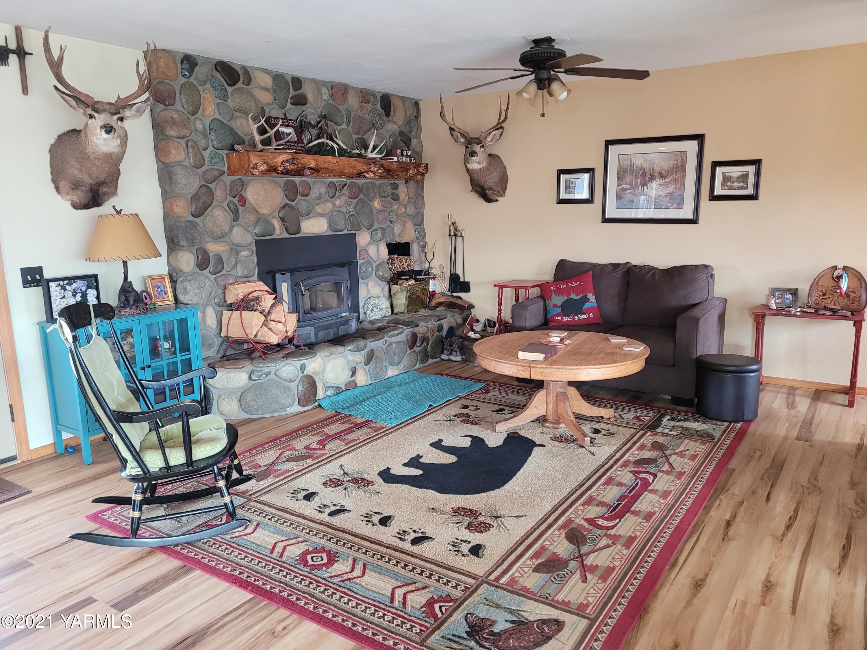 7773 North Wenas Road Selah, WA 98942 - Photo 7 of 45 a living room with furniture and a fireplace