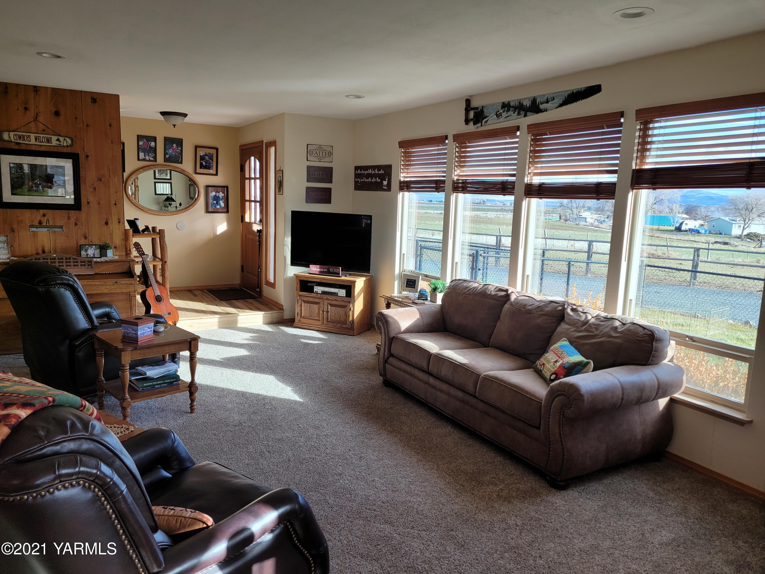 7773 North Wenas Road Selah, WA 98942 - Photo 8 of 45 a living room with furniture and a flat screen tv