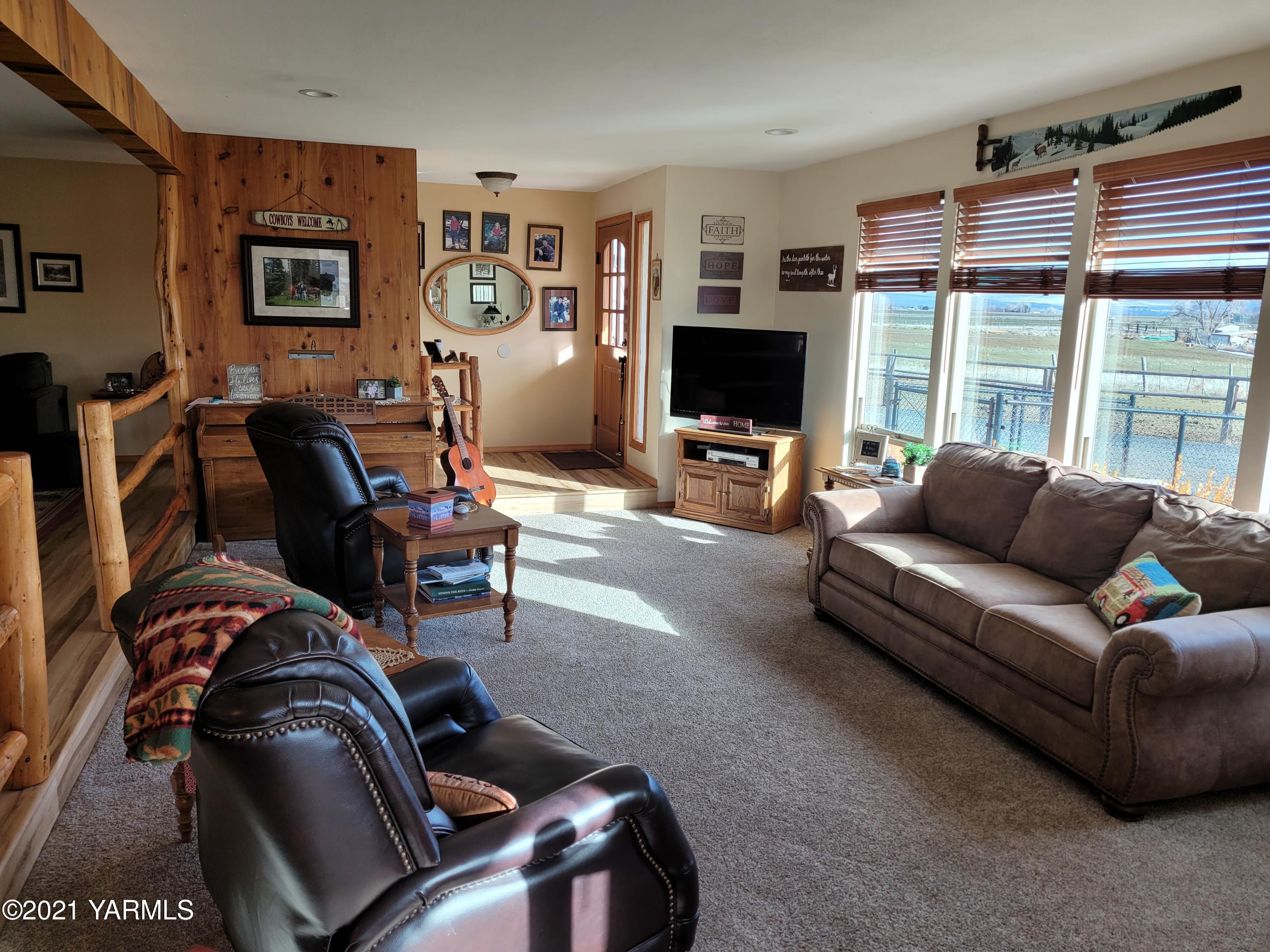 7773 North Wenas Road Selah, WA 98942 - Photo 9 of 45 a living room with furniture and a flat screen tv