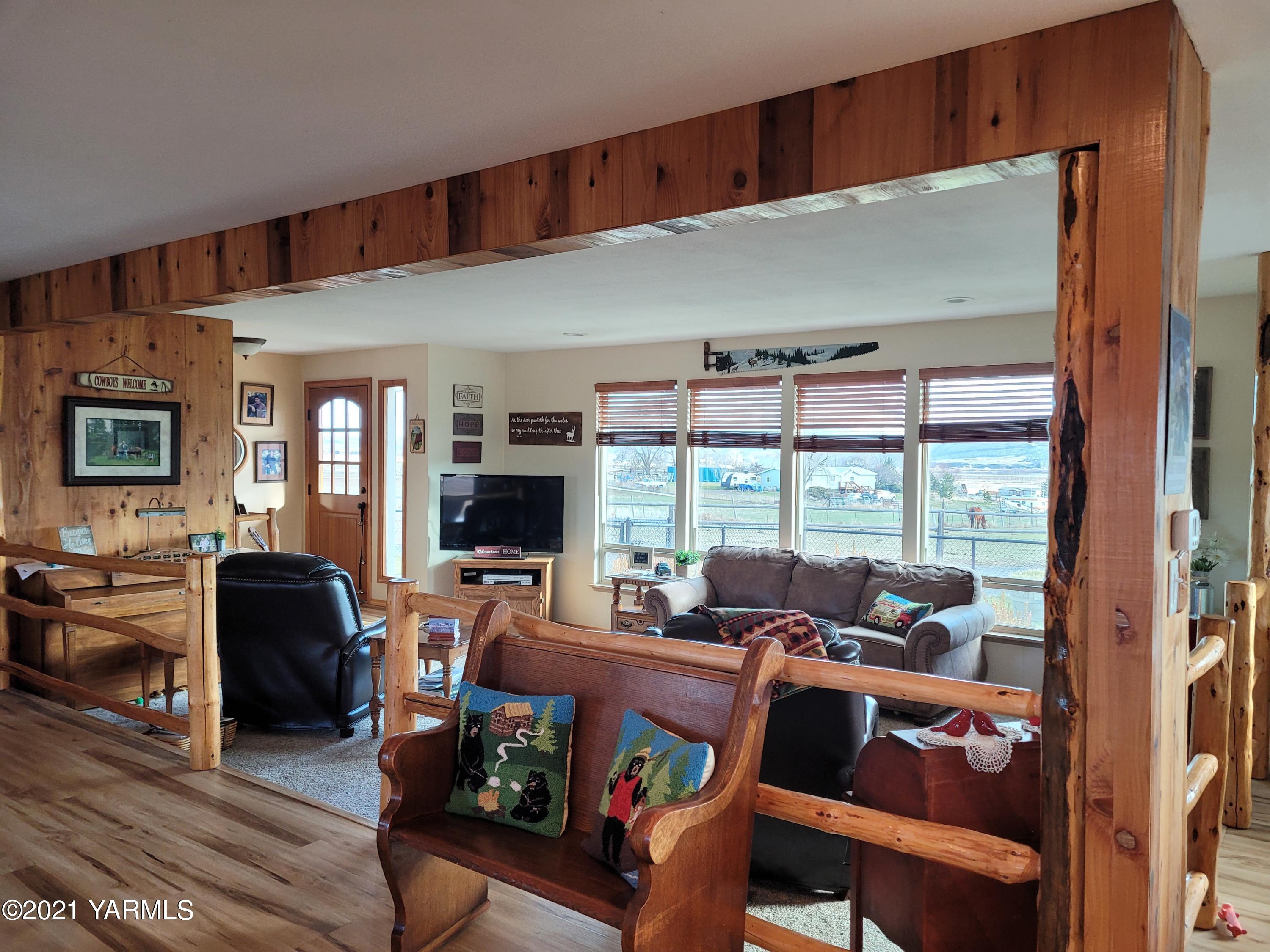 7773 North Wenas Road Selah, WA 98942 - Photo 10 of 45 a living room with furniture and a flat screen tv