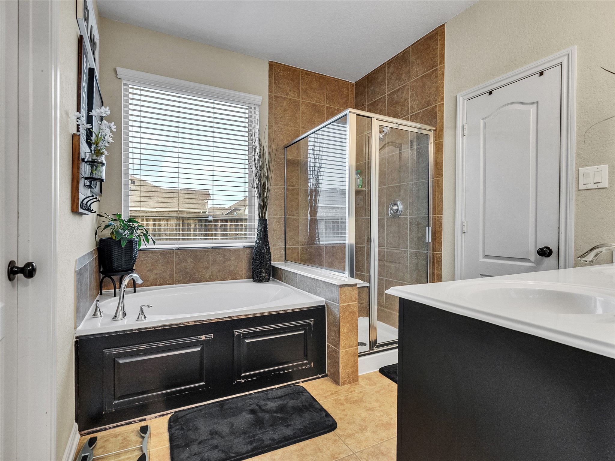 6530 Hunters Creek Lane Baytown, TX 77521 - Photo 18 of 40 a bathroom with a sink and a bathtub