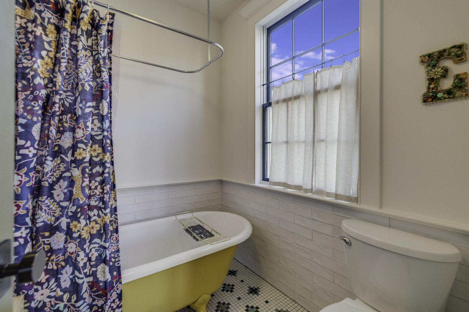 265 Coming Street, Unit A B Charleston, SC 29403 - Photo 16 of 28 1ST BEDROOM EN SUITE (PRIMARY)