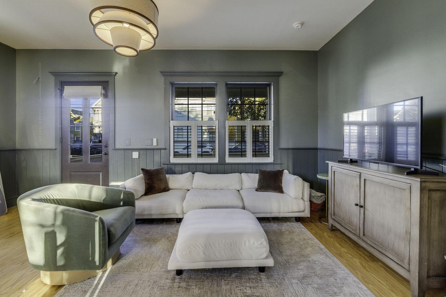 265 Coming Street, Unit A B Charleston, SC 29403 - Photo 4 of 28 LIVING ROOM (FACING COMING ST.)