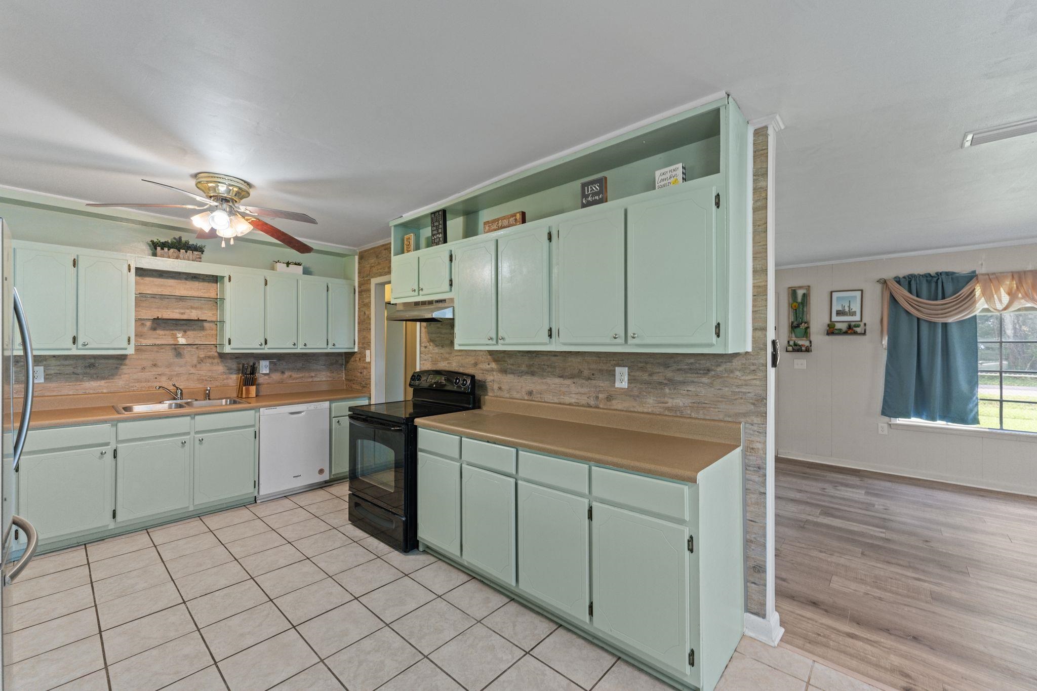 306 West Banyan Street Bay Minette, AL 36507 - Photo 16 of 34 Kitchen