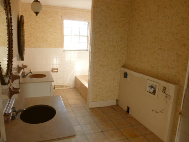 110 Simmons Road Loudon, TN 37774 - Photo 11 of 20 Bath-Hallway