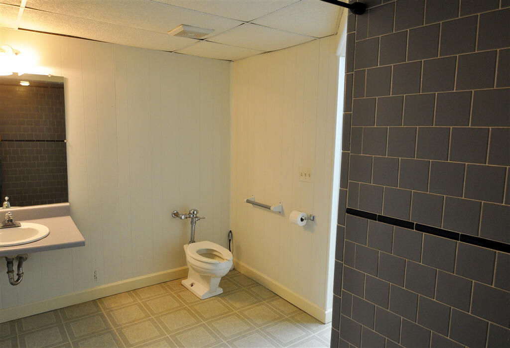 415 Old Spring Road Danville, VA 24540 - Photo 26 of 30 187193downstairsbatha_187193_S