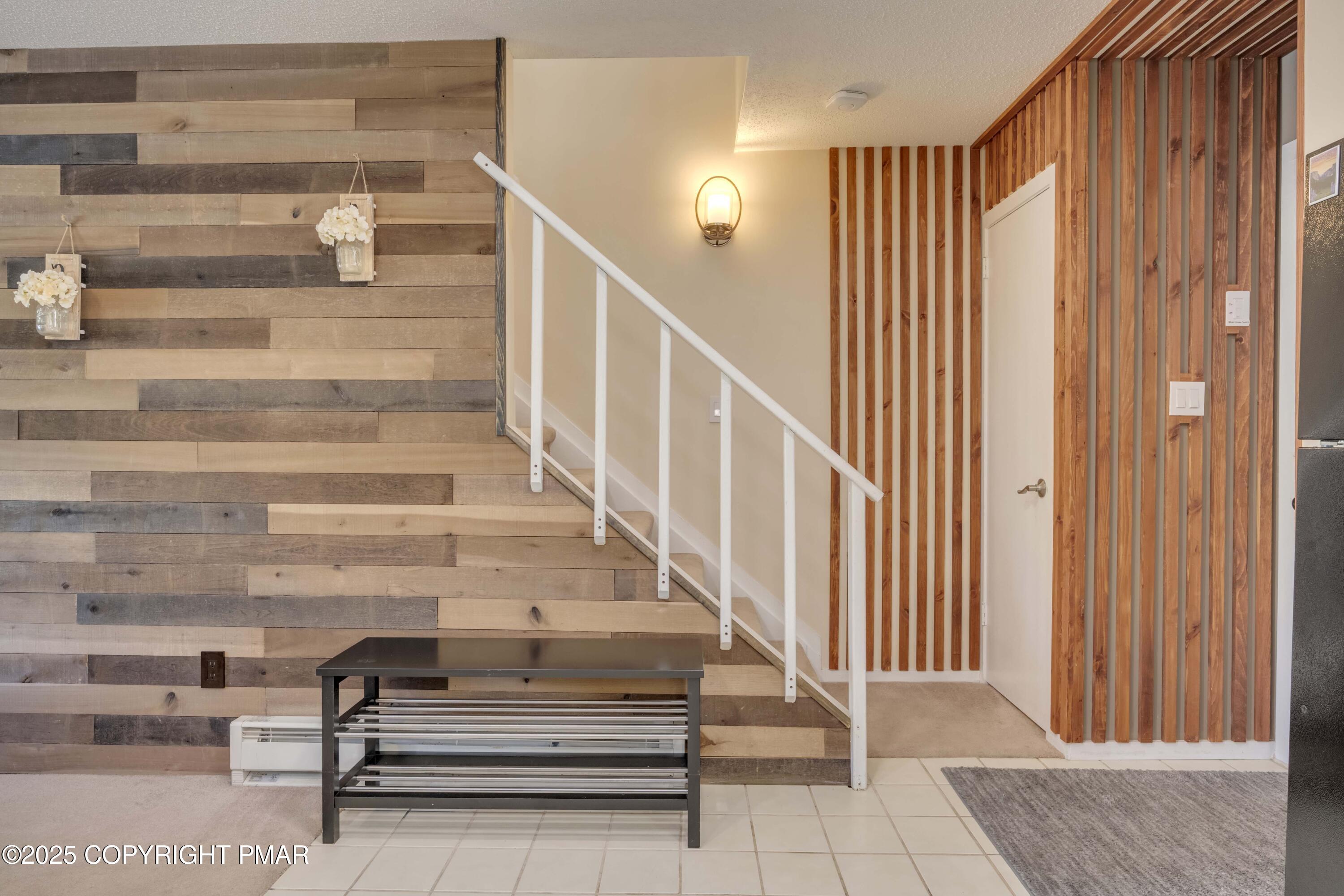 147 Cross Country Lane Tannersville, PA 18372 - Photo 5 of 39 a view of entryway and hall