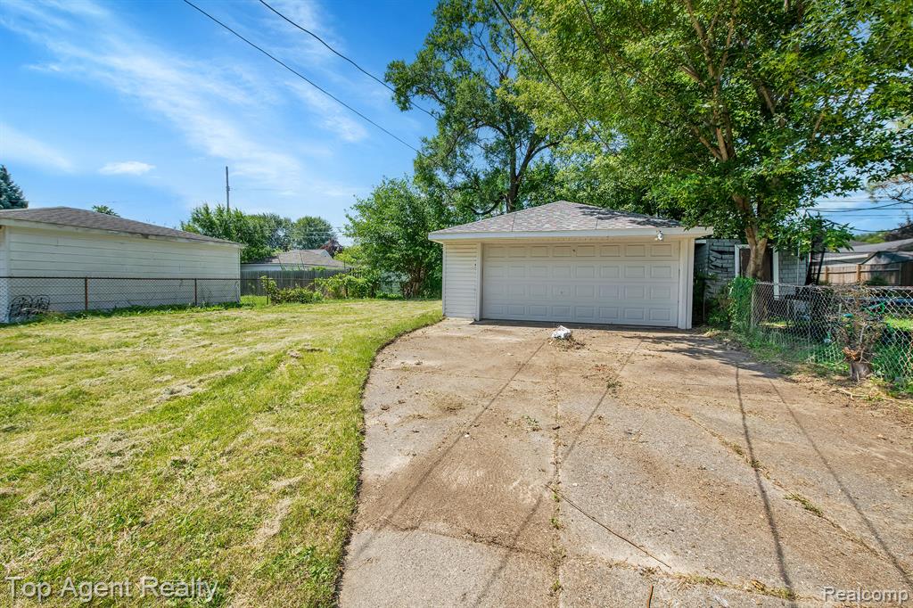 23303 Teppert Avenue Eastpointe, MI 48021 - Photo 26 of 32