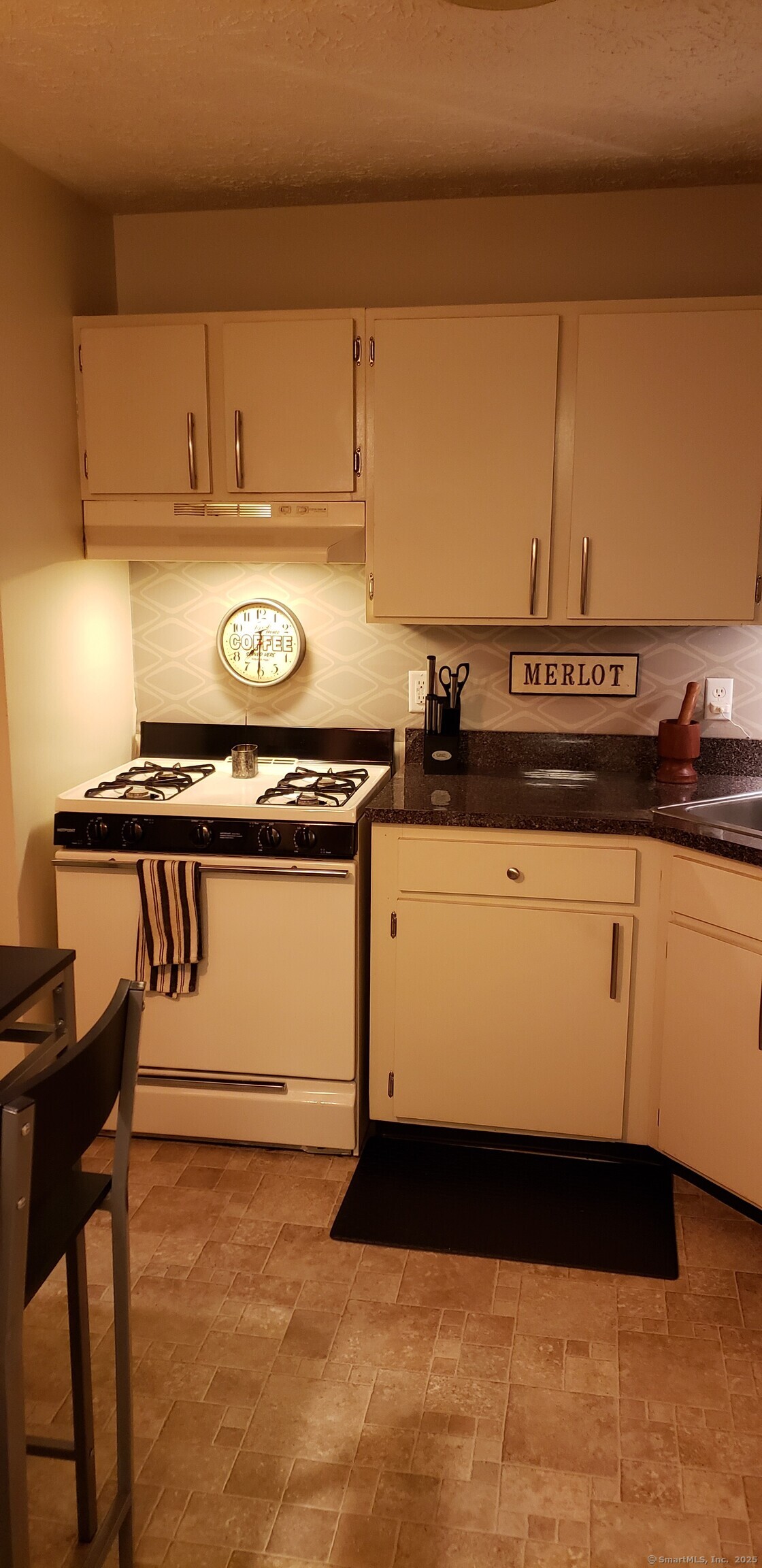 460 Savin Avenue West Haven, CT 06516 - Photo 3 of 10 a close view of kitchen stove