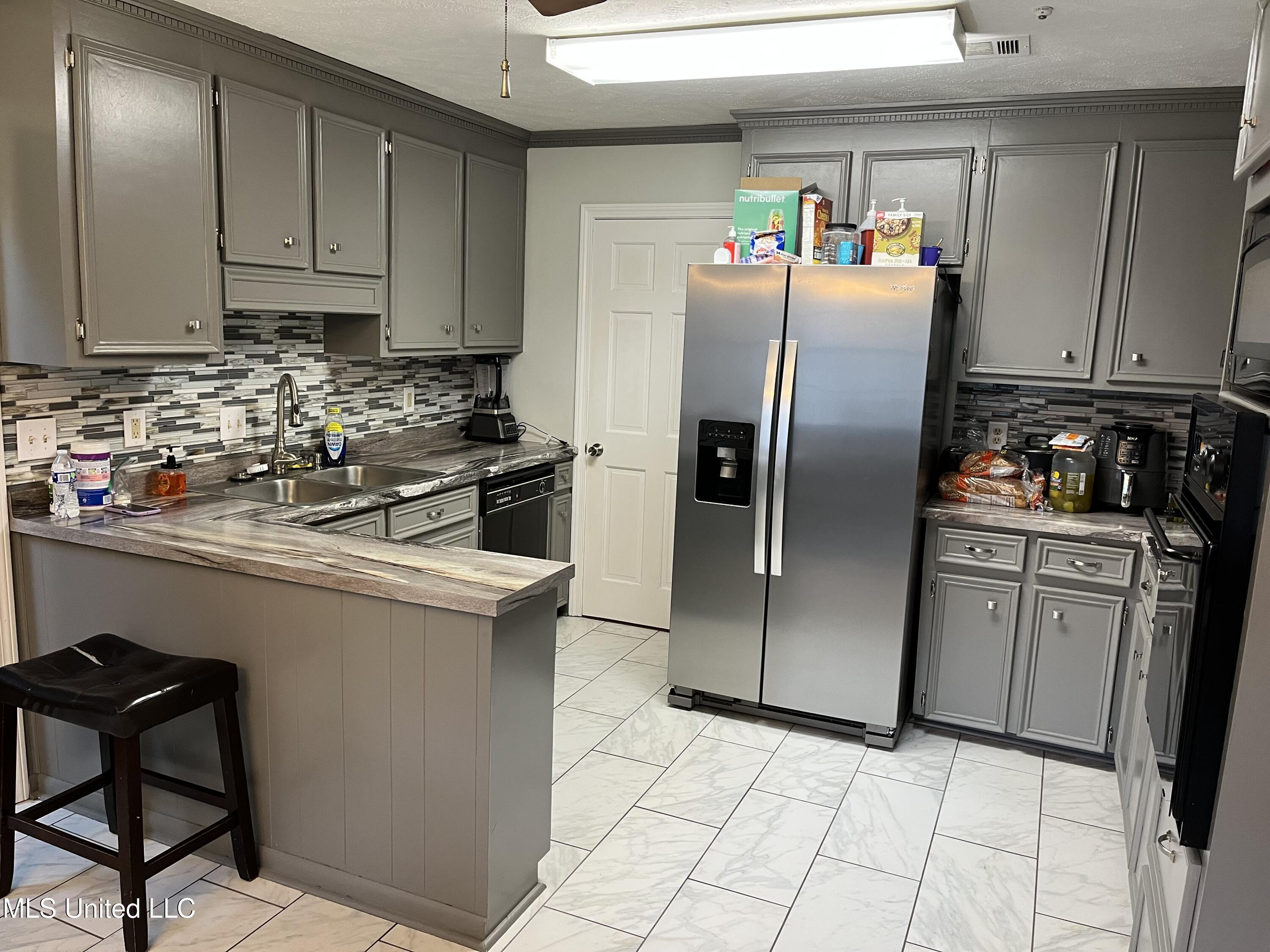 810 Colonial Circle Jackson, MS 39211 - Photo 3 of 34 IMG_0516