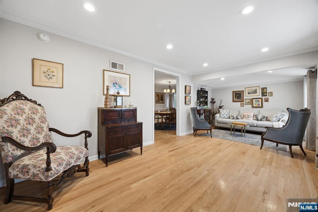 394 Burlington Road Paramus, NJ 07652 - Photo 4 of 30