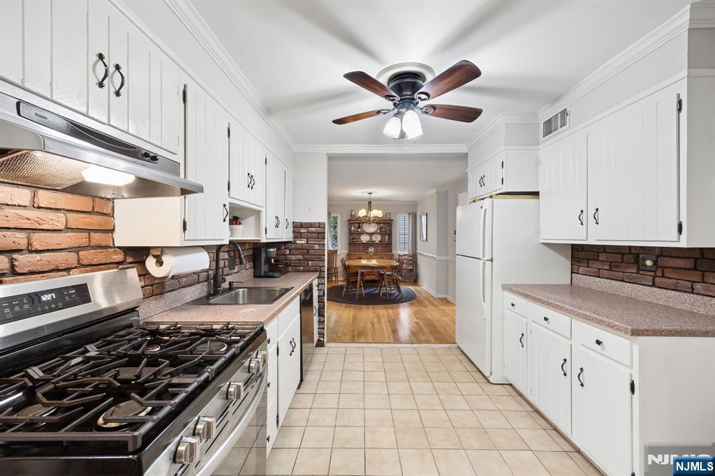 394 Burlington Road Paramus, NJ 07652 - Photo 8 of 30