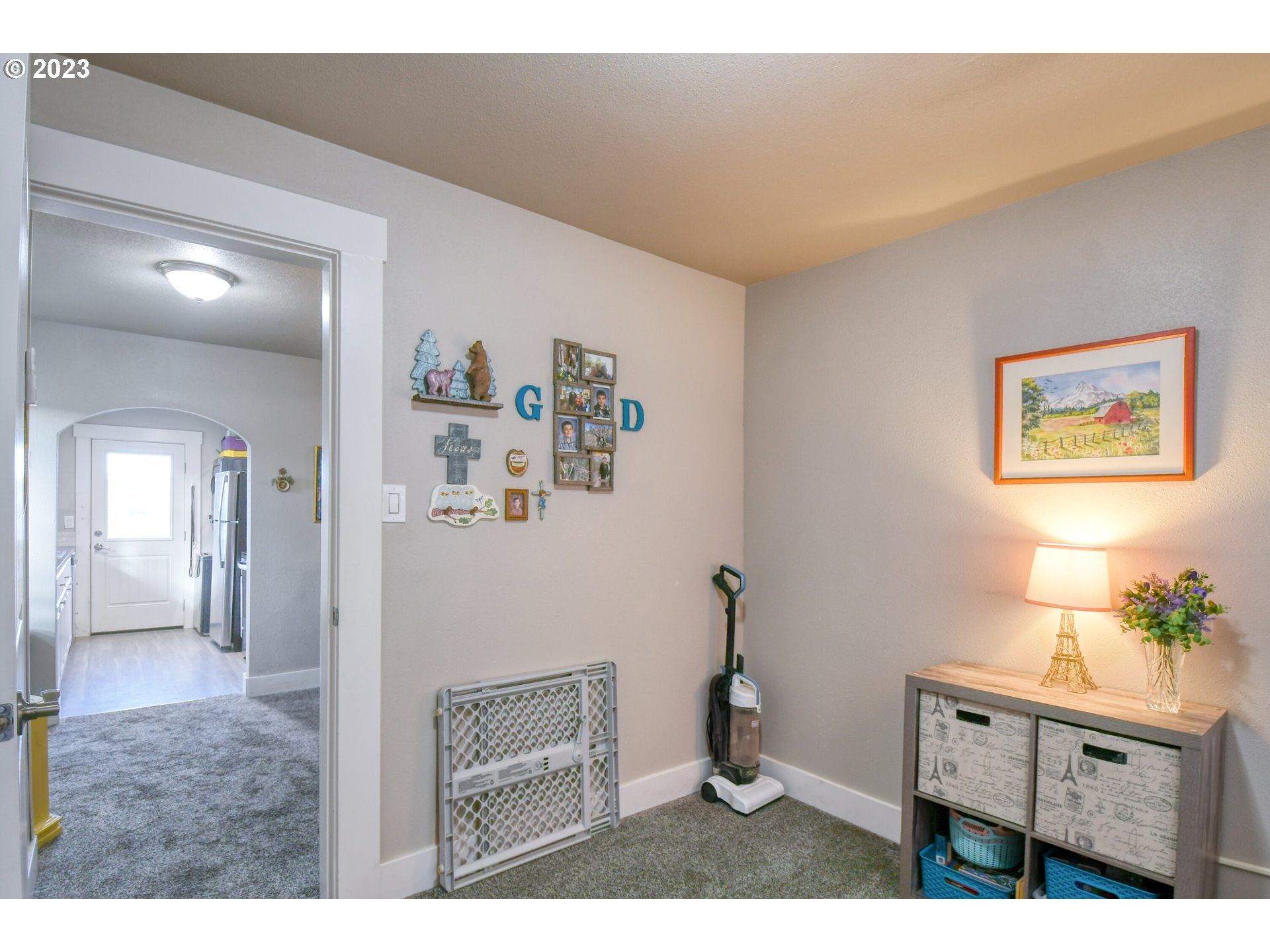 207 Southwest Isaac Avenue Pendleton, OR 97801 - Photo 25 of 32 a living room with furniture