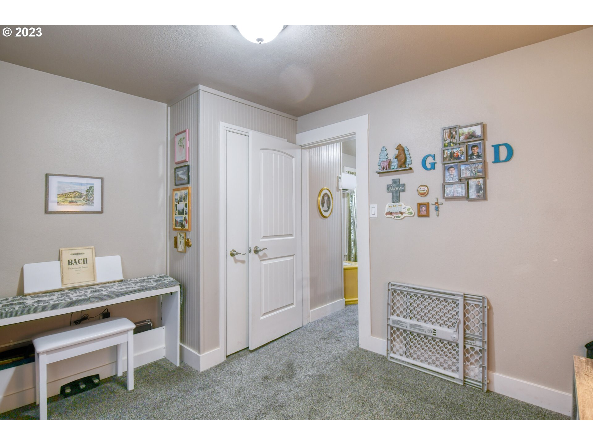 207 Southwest Isaac Avenue Pendleton, OR 97801 - Photo 26 of 32 a room with furniture and a piano