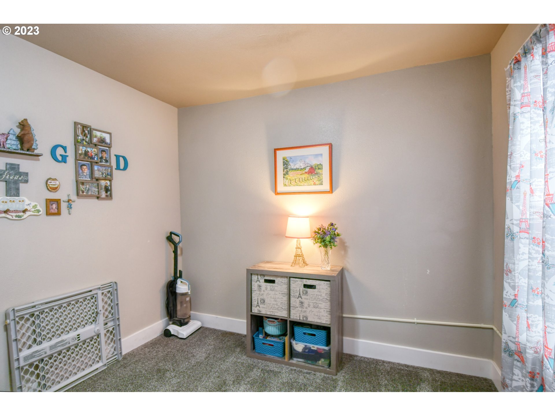 207 Southwest Isaac Avenue Pendleton, OR 97801 - Photo 27 of 32 a room with furniture and a window