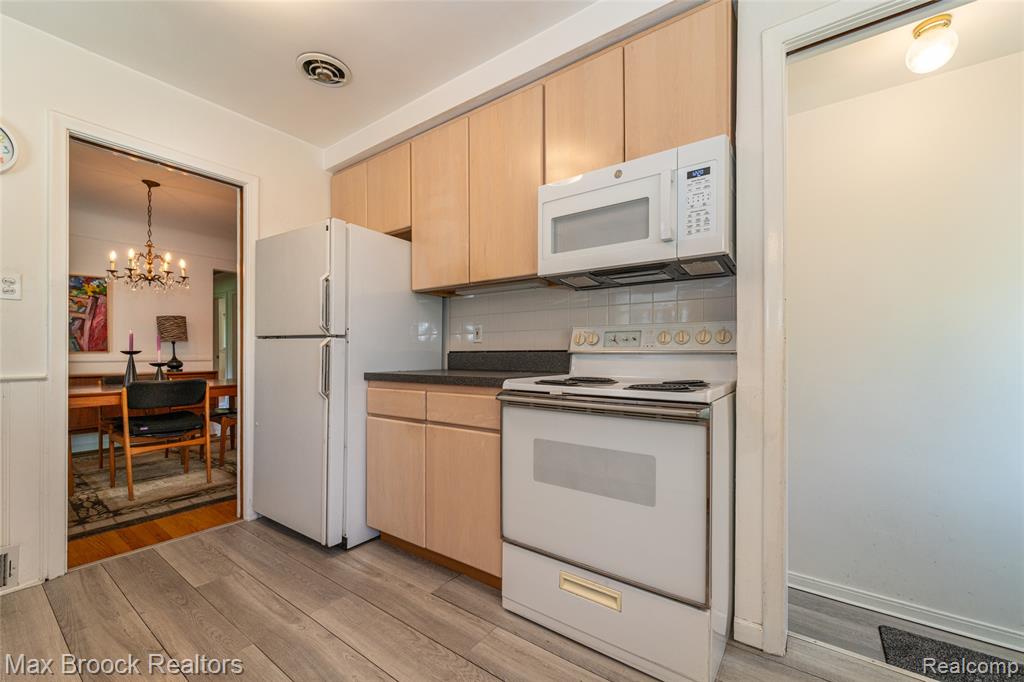 16926 Beverly Road Beverly Hills, MI 48025 - Photo 11 of 25