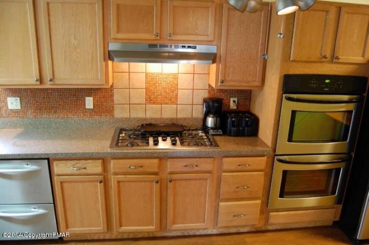 117 Michaels Run Road Stroudsburg, PA 18360 - Photo 7 of 15 a kitchen with granite countertop cabinets and appliances